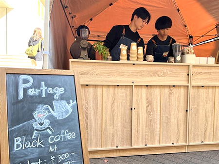 【京都橘大学】～起業家をめざす学生たち9名が運営～
テイクアウト専門カフェ「Partage(パルタージュ)」開店