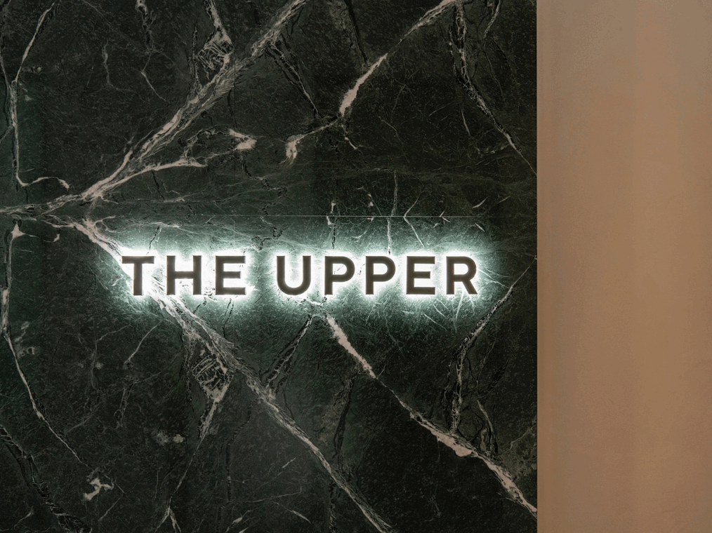 丸の内〈THE UPPER〉は表情が異なる“2階層”にエリアを拡張。炭火を使用したグリルプレートが加わり、思わずお酒が進むブラッスリーメニューにアップグレード。