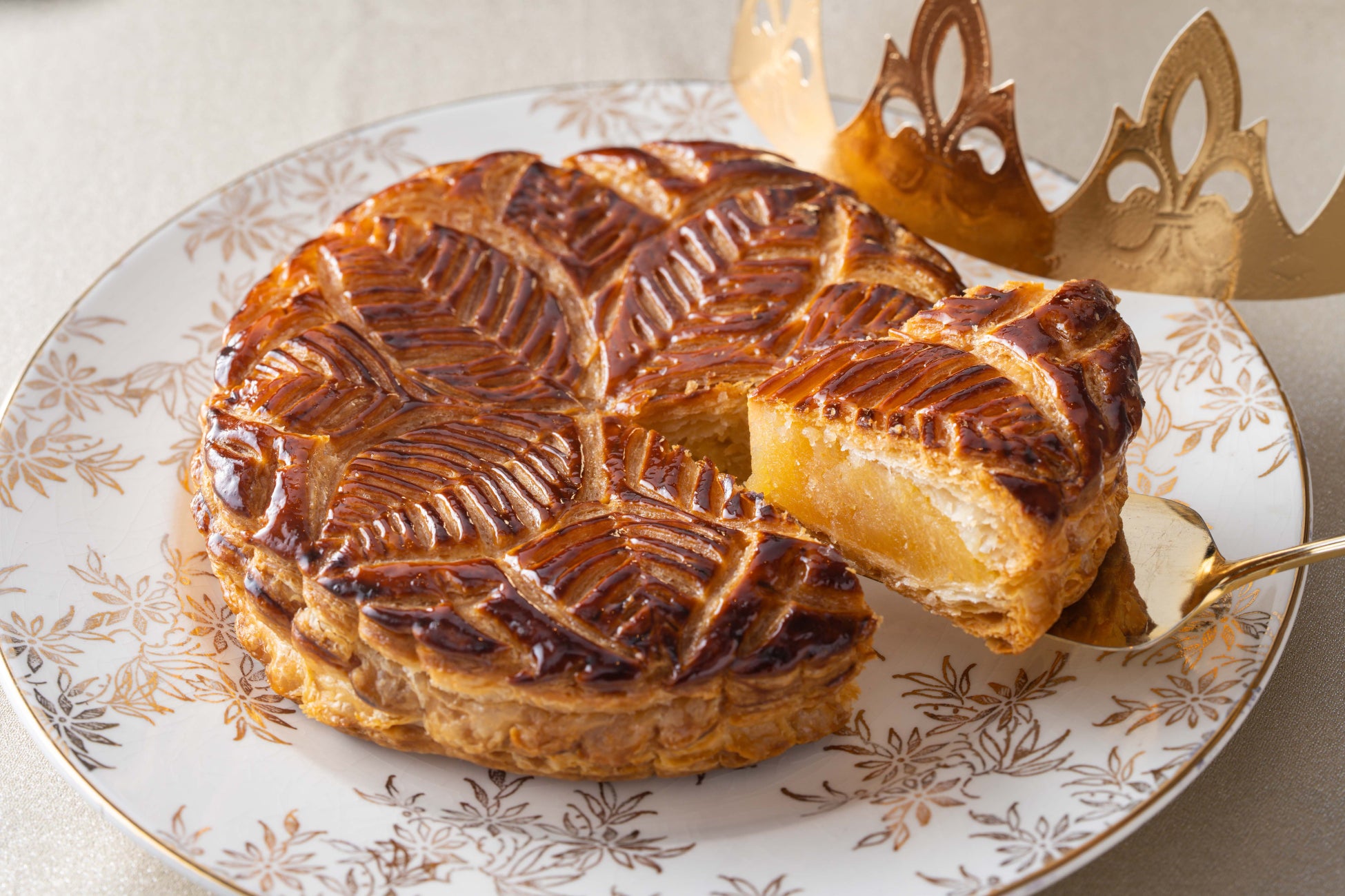 新年を祝うフランスの伝統菓子 ジョエル・ロブションのオリジナルフェーヴ付き『ガレット デ ロワ』