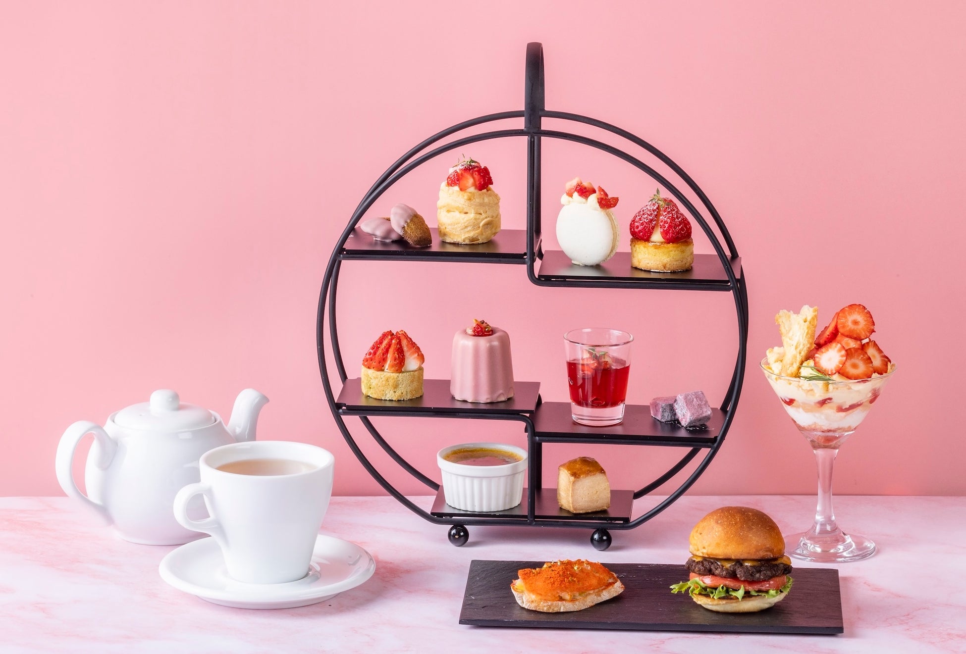 「医食同源」をコンセプトに掲げる【シニフィアン シニフィエ】は、全粒粉を使ったバゲットなど、お料理にも合う４種類のパンが入った”からだに優しいパンセット”の受注予約を開始しました。