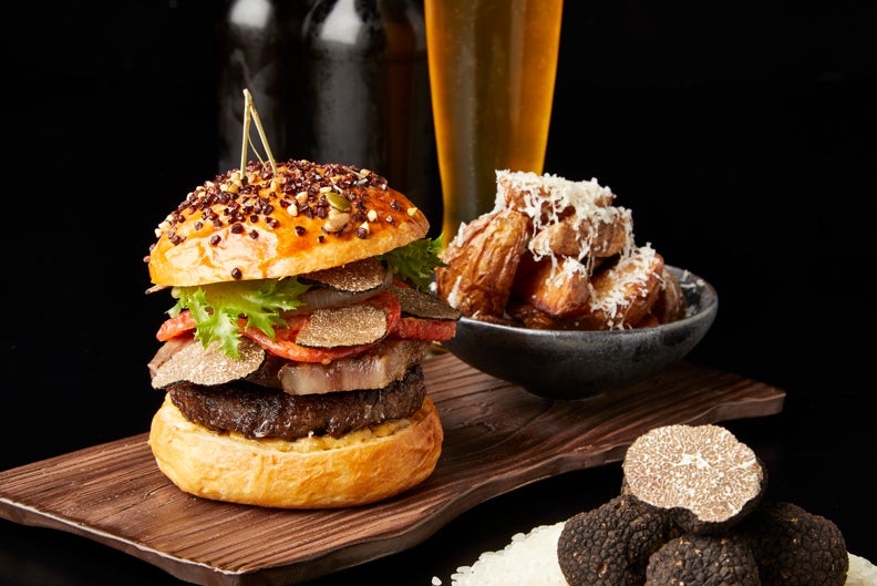 【ウェスティンホテル横浜】1日5食限定　地元横浜の食材や黒トリュフなど高級食材を使用したハンバーガー「CODE BAR 220-0012 バーガー」の販売を開始