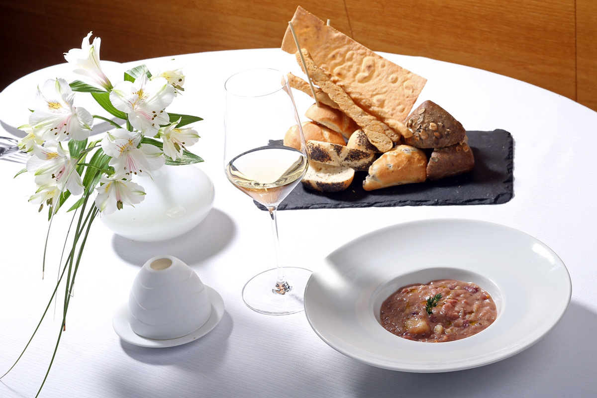 “大使館監修”スロベニアを代表する伝統料理「ヨタ」が
レトルトになって1月15日発売！ ～優しい酸味のあるシチュー～