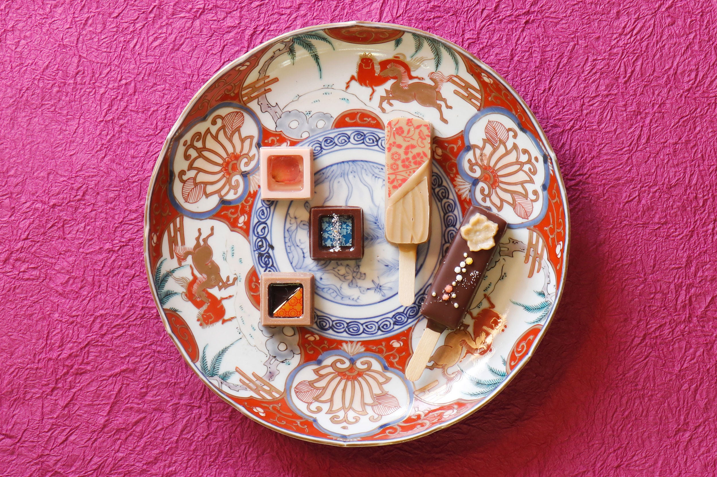 日本の伝統美に彩られる京都のショコラ。「ベルアメール 京都別邸」のチョコレートと、「奥田連峯堂」の古美術の組み合わせで、日本の伝統と美を再発見する企画 “日本の器と京都のショコラ”がスタート！