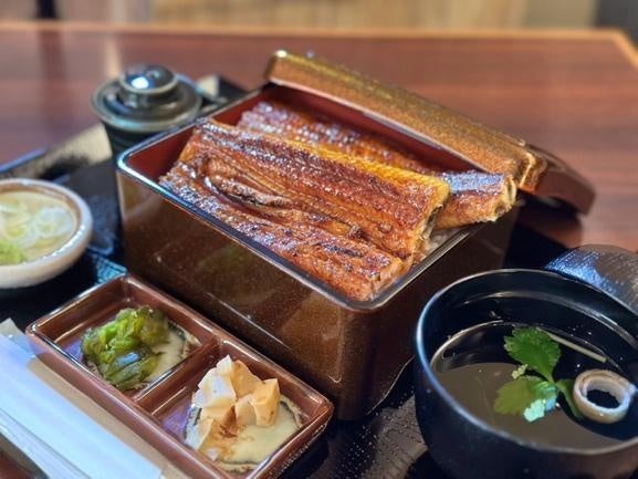 北海道の旬鮮魚も愉しめる「北海寿司と天ぷら すし山 新宿」にて、ランチ限定 「贅沢！『いくらぶっかけ天丼』」が新登場