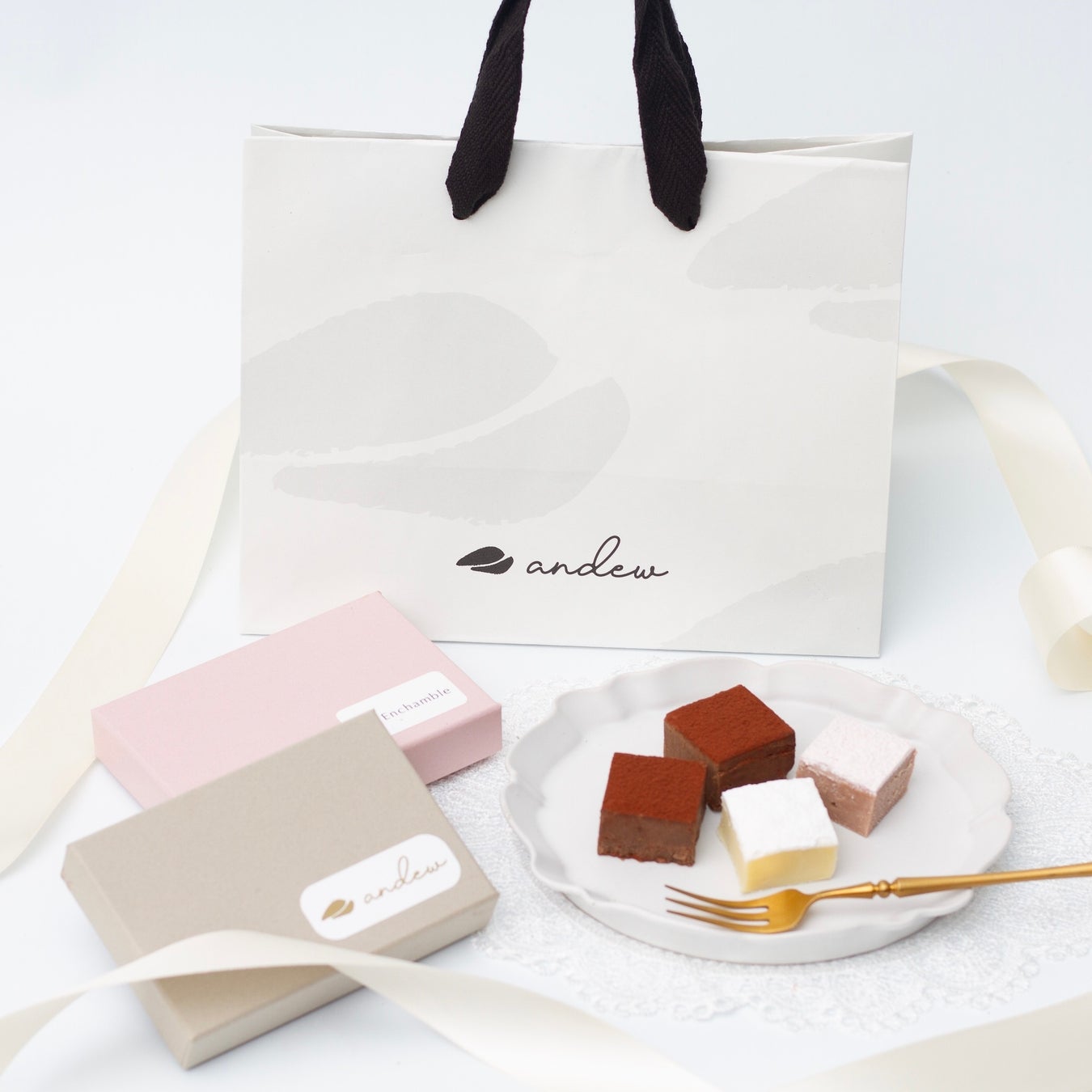 【贈り物に】手作りシフォンケーキ専門店 This is CHIFFON CAKE. から春限定の桜のシフォンケーキ「SAKURA」とお花のセットを発売。