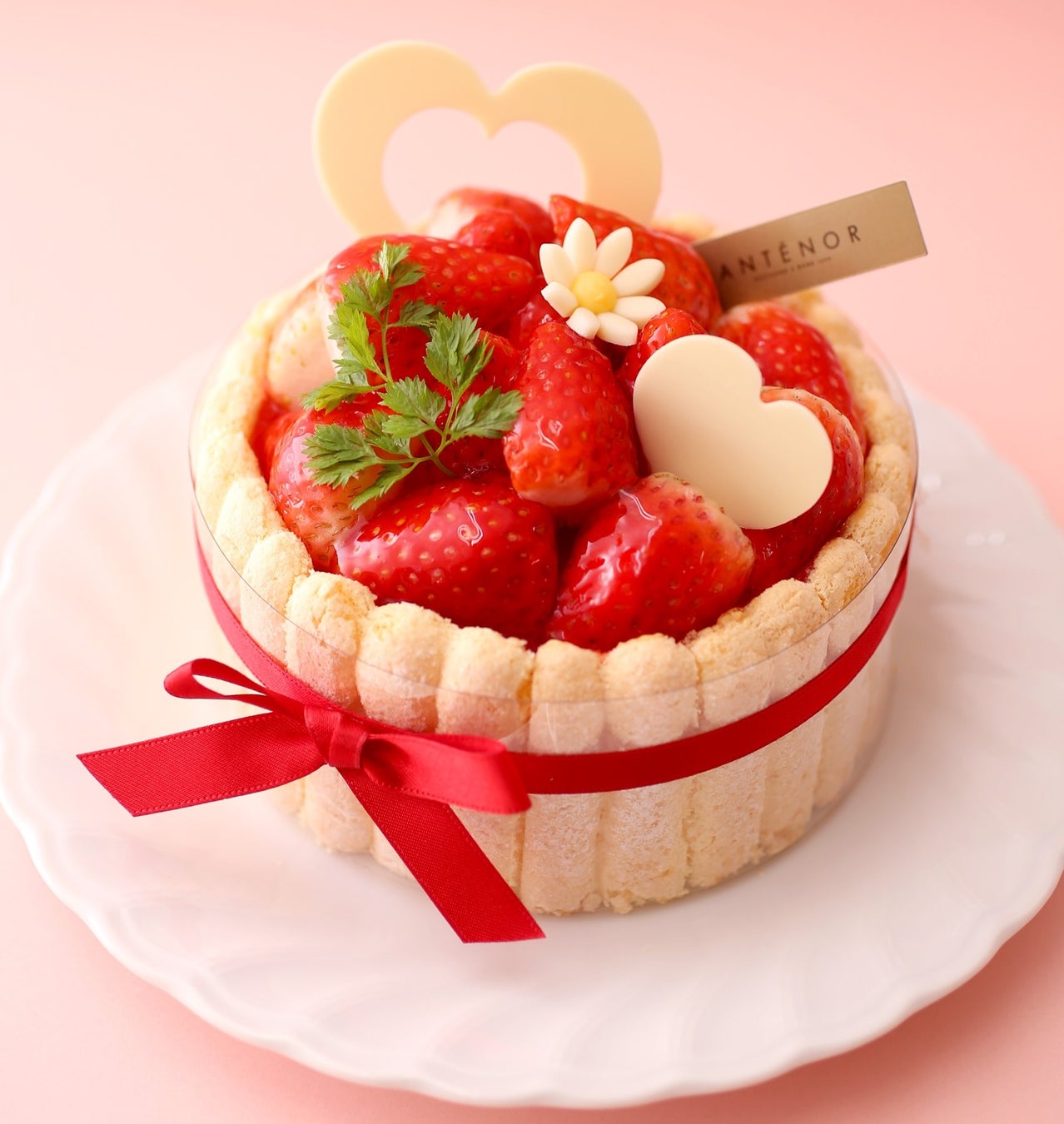 【アンテノール ホワイトデー】花束のようなケーキや華やかな苺のギフトを贈って。大切な方に幸せを届けるホワイトデー。