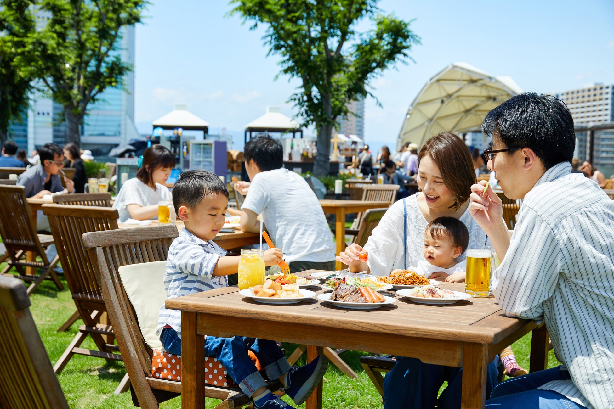 天然芝広がる屋上ガーデンにてシェフが焼き上げグリル料理を青空のもと心行くまで満喫　～ゴールデンウィーク ＢＢＱランチブッフェ～