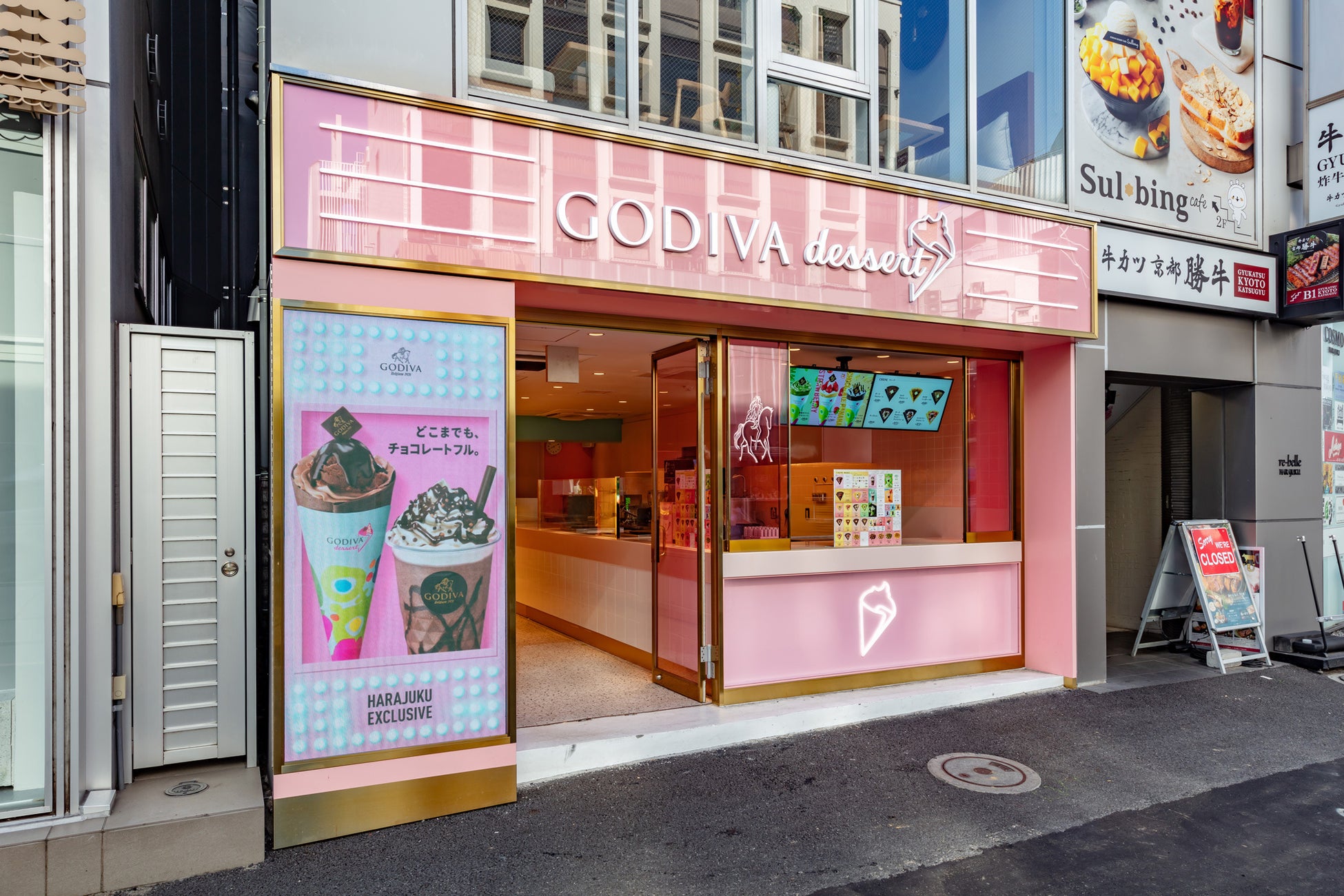 ゴディバ デザートの旗艦店となる「GODIVA dessert Harajuku（ゴディバ デザート 原宿店）」に屋外用高精細LEDビジョンを納入致しました。（アビックス株式会社）
