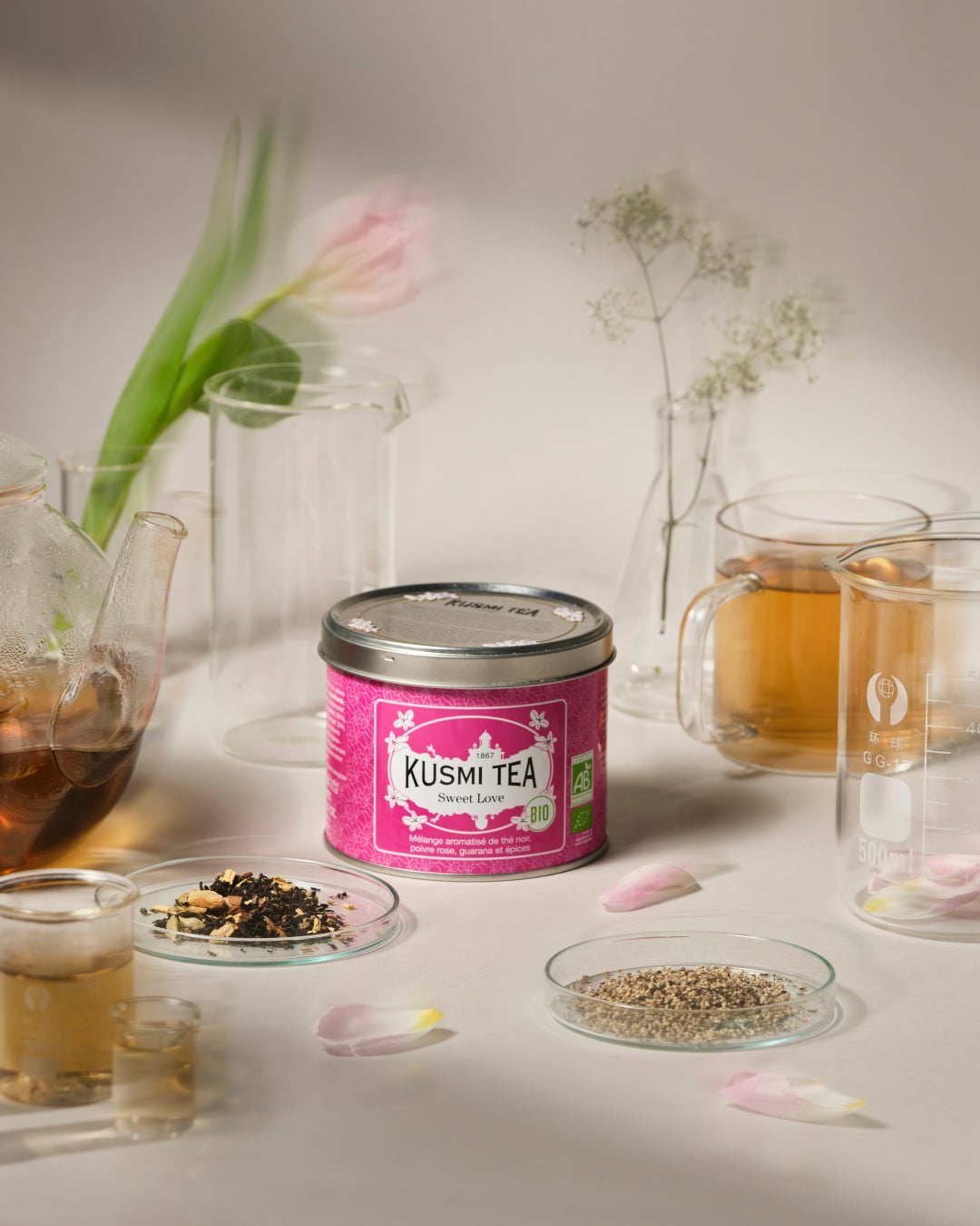 【6.16.26日は“FLOの日”】4月は“まるごと苺”ドーン!旬の苺を贅沢にのせたホールタルトを税込1,285円で