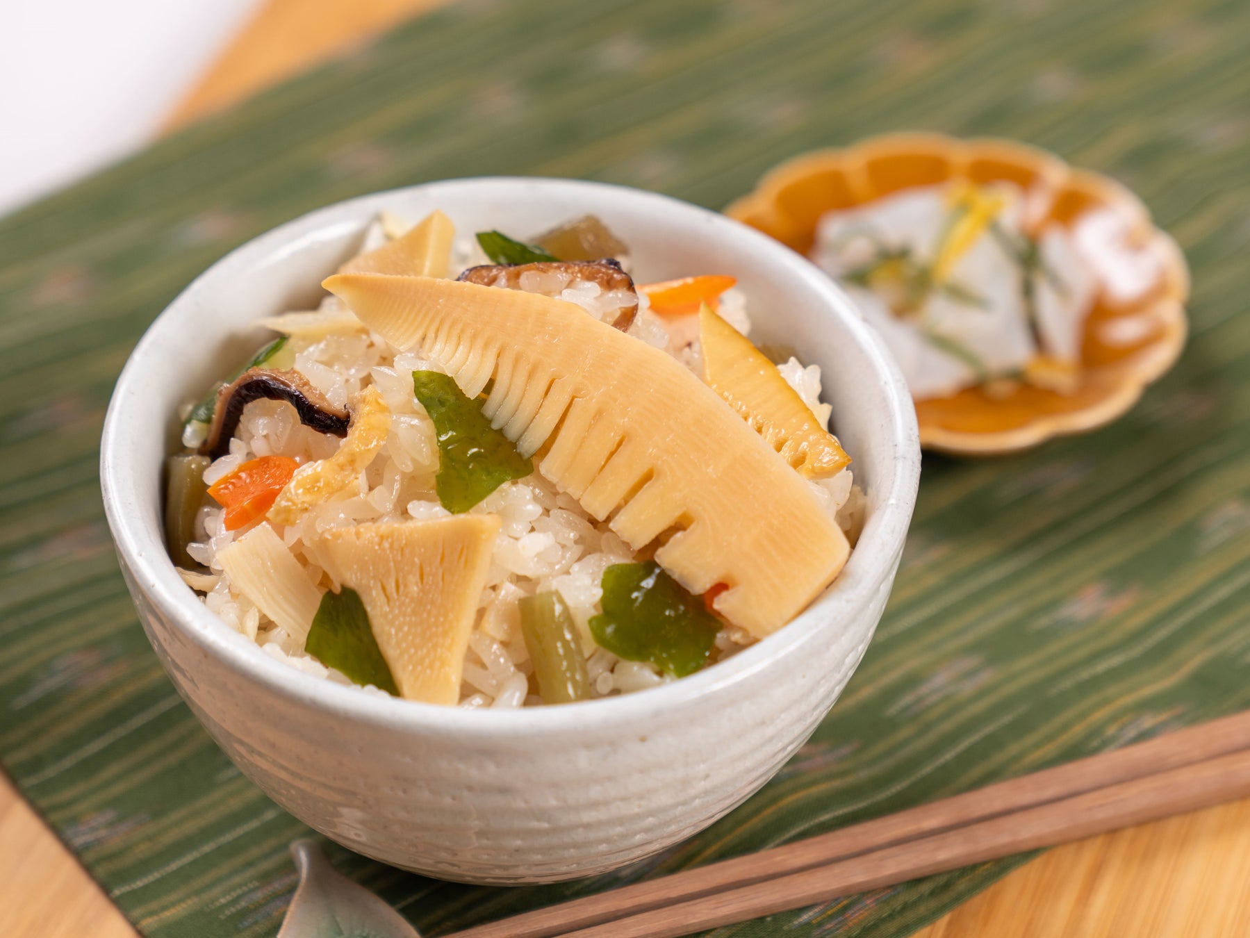 “辛旨な快感”と“口の中で崩壊するクラッシュ食感”で、日頃のモヤモヤを発散! あなたの心をエキサイトさせる、次世代のカラムーチョ! 「カラムーチョクラッシュ ホットチリ味」新登場