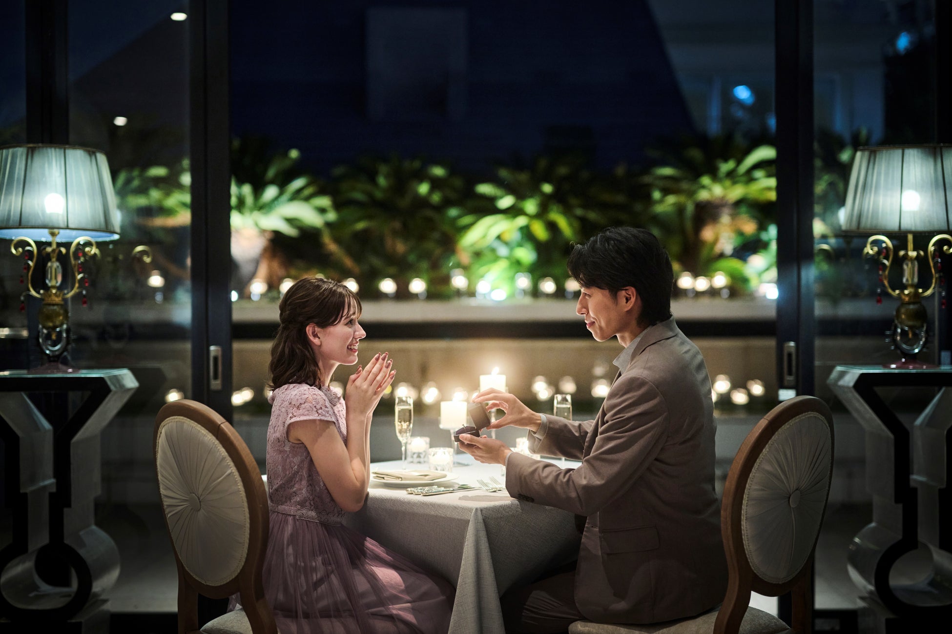 【横浜】プロポーズ専用ディナープランをリニューアル！みなとみらいの夜景とプールサイドのロケーションが人気のレストランでロマンティックなプロポーズが叶う