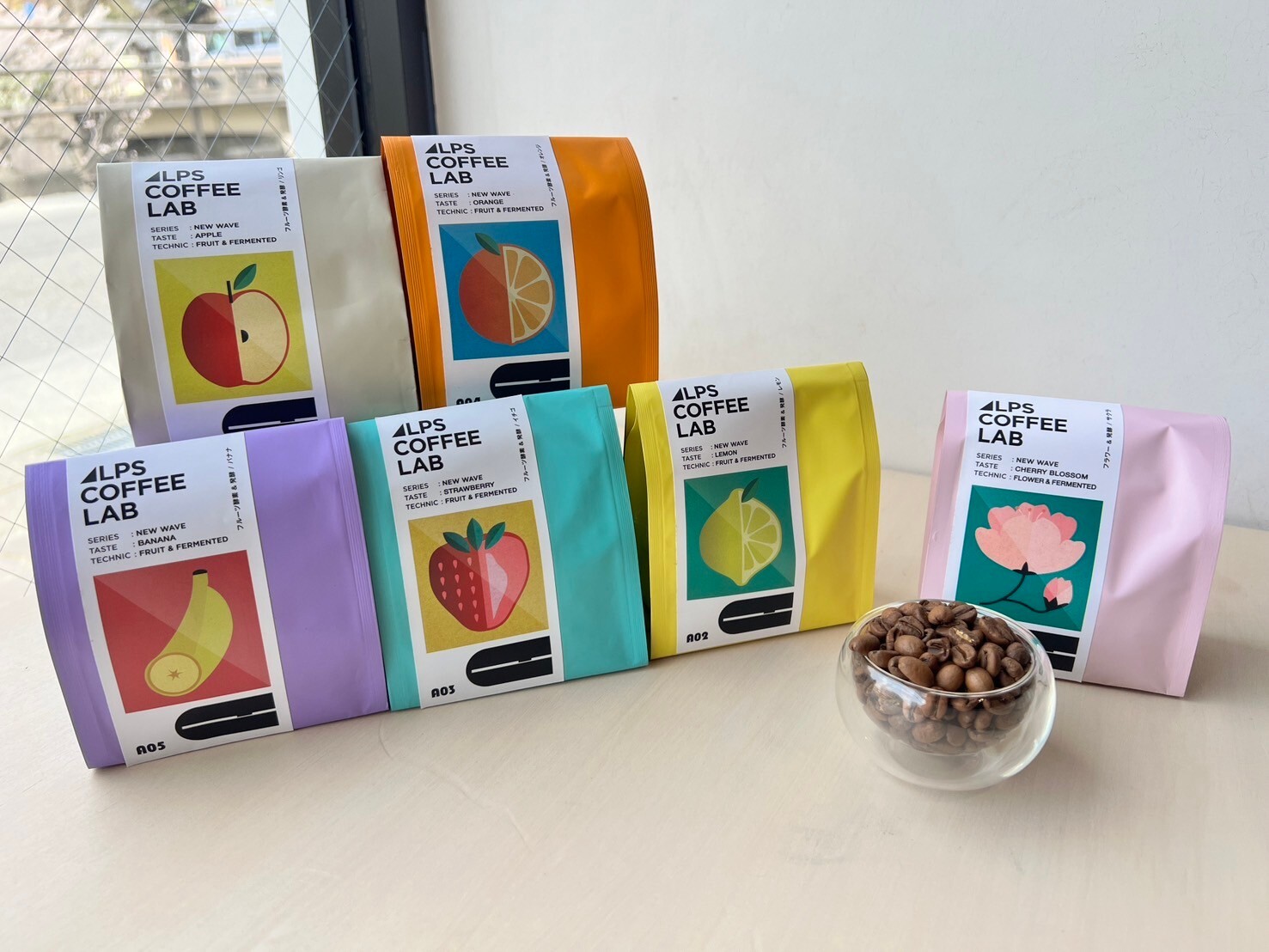 信州・松本発のアルプスコーヒーラボ、
果物でグリーンビーンズを再発酵して風味を作り上げる
コーヒー豆『イチゴコーヒー』など4月15日(月)より新発売！