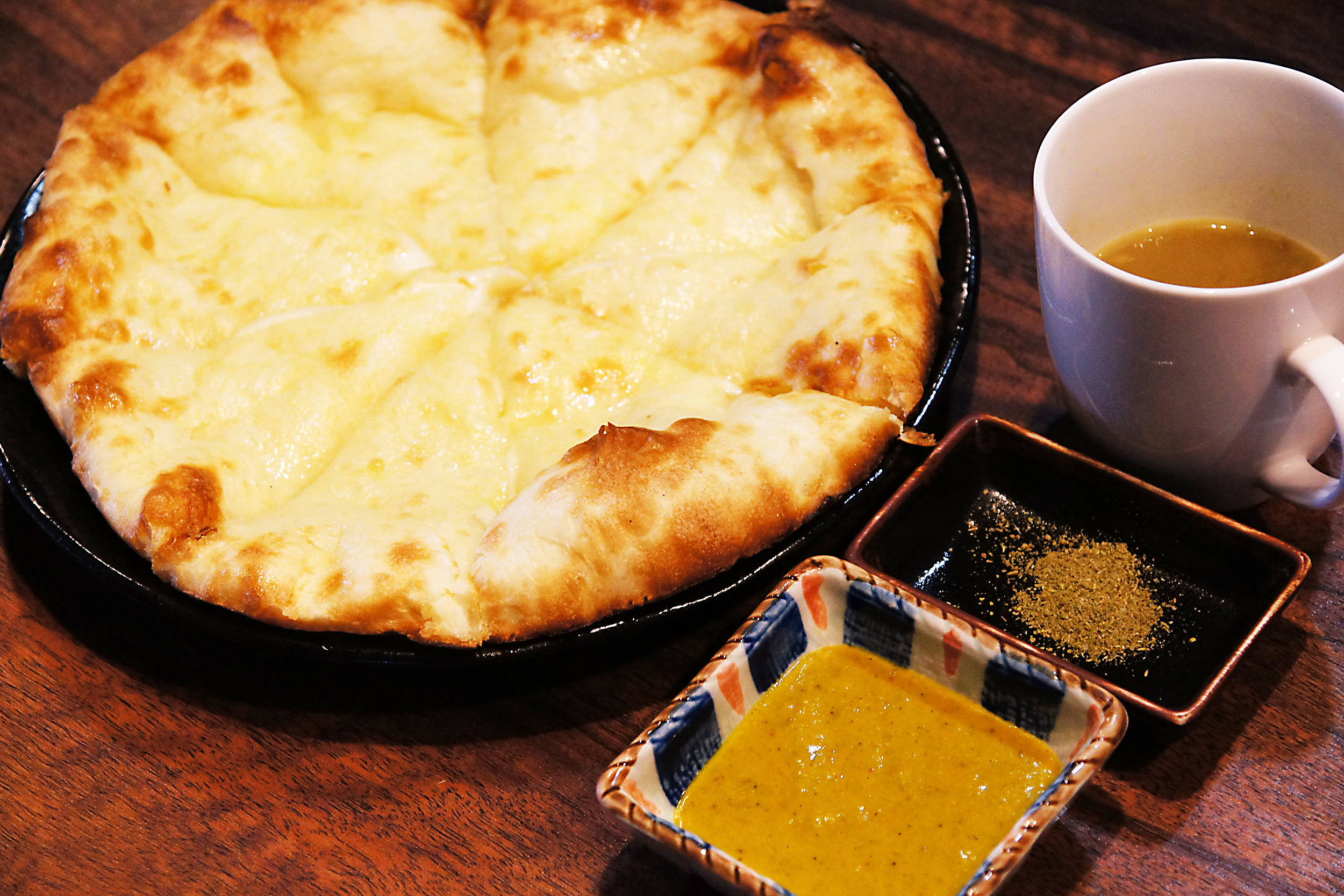 愛知県豊田市のインド料理店「SOKKYOナン屋」が
「ナン屋チーズナンセット2nd」を4月25日に販売開始
