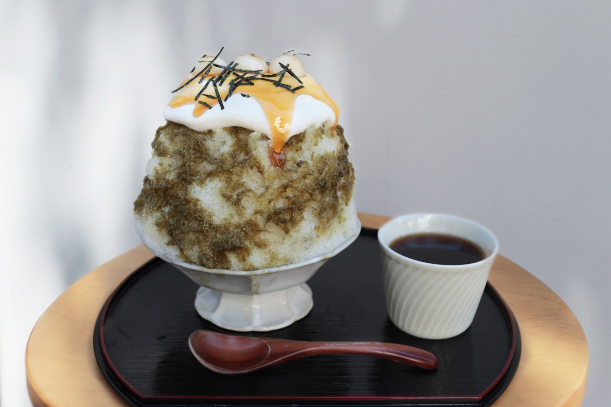 日本茶カフェ「八屋」オリジナルかき氷が今年も登場　第１弾は「和」の素材を存分に味わえる「みたらしと玄米茶のかき氷」！～“みたらし”と “玄米茶”が織りなす爽やかな味わいが楽しめる新感覚のかき氷～