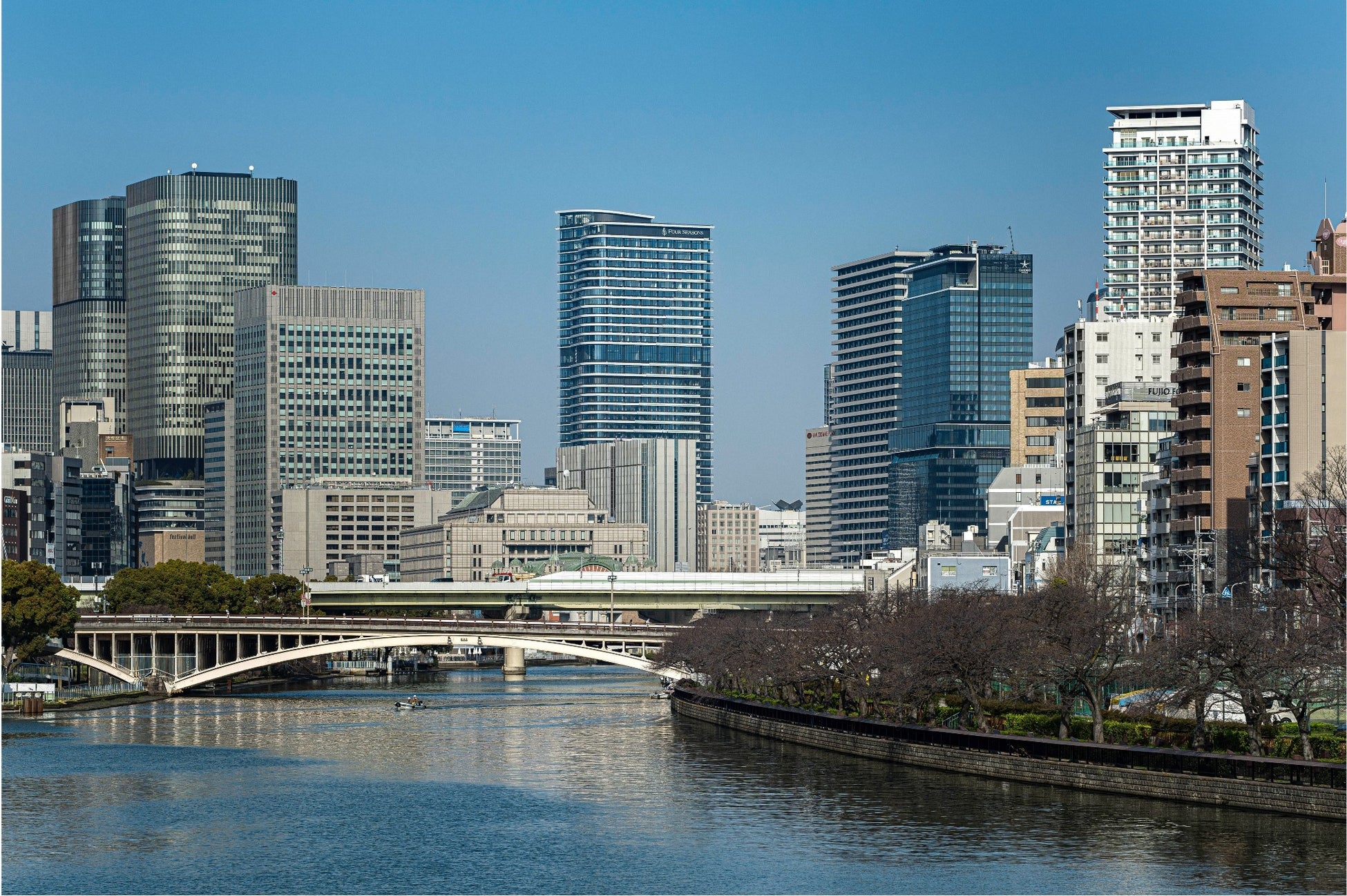 【ホテルニューグランド】南フランスの昼下がりをイメージした涼やかなランチタイム「涼風ランチと夏ワイン」（パノラミックレストラン ル・ノルマンディ）