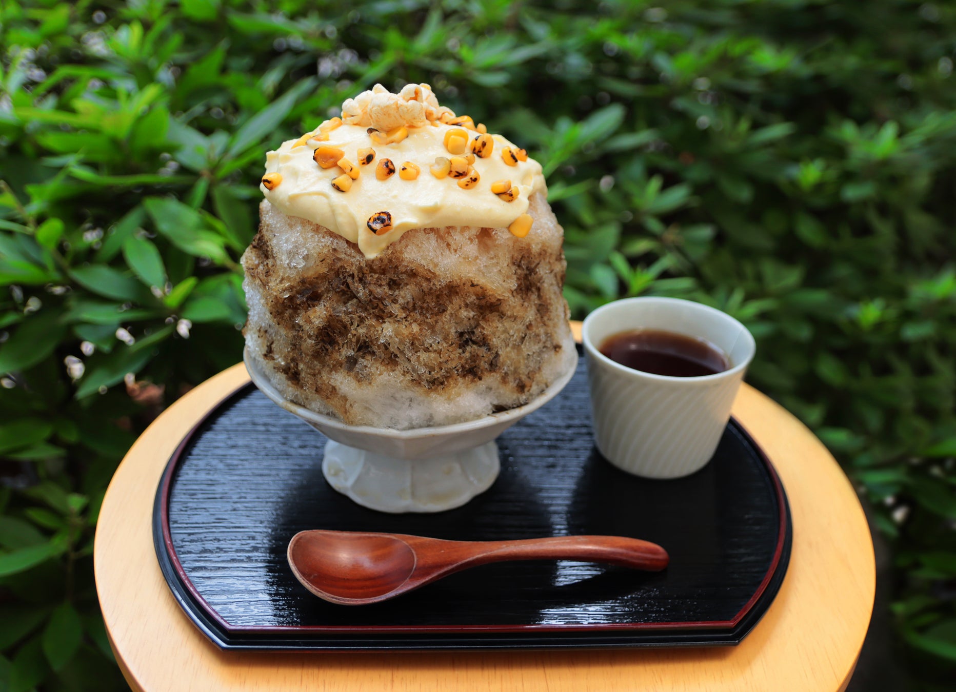 日本茶カフェ「八屋」オリジナルかき氷第２弾 甘じょっぱさがたまらない！「とうもろこしとほうじ茶のかき氷」が発売 ～旬のとうもろこしをふんだんに使用した優しい味わいのかき氷～