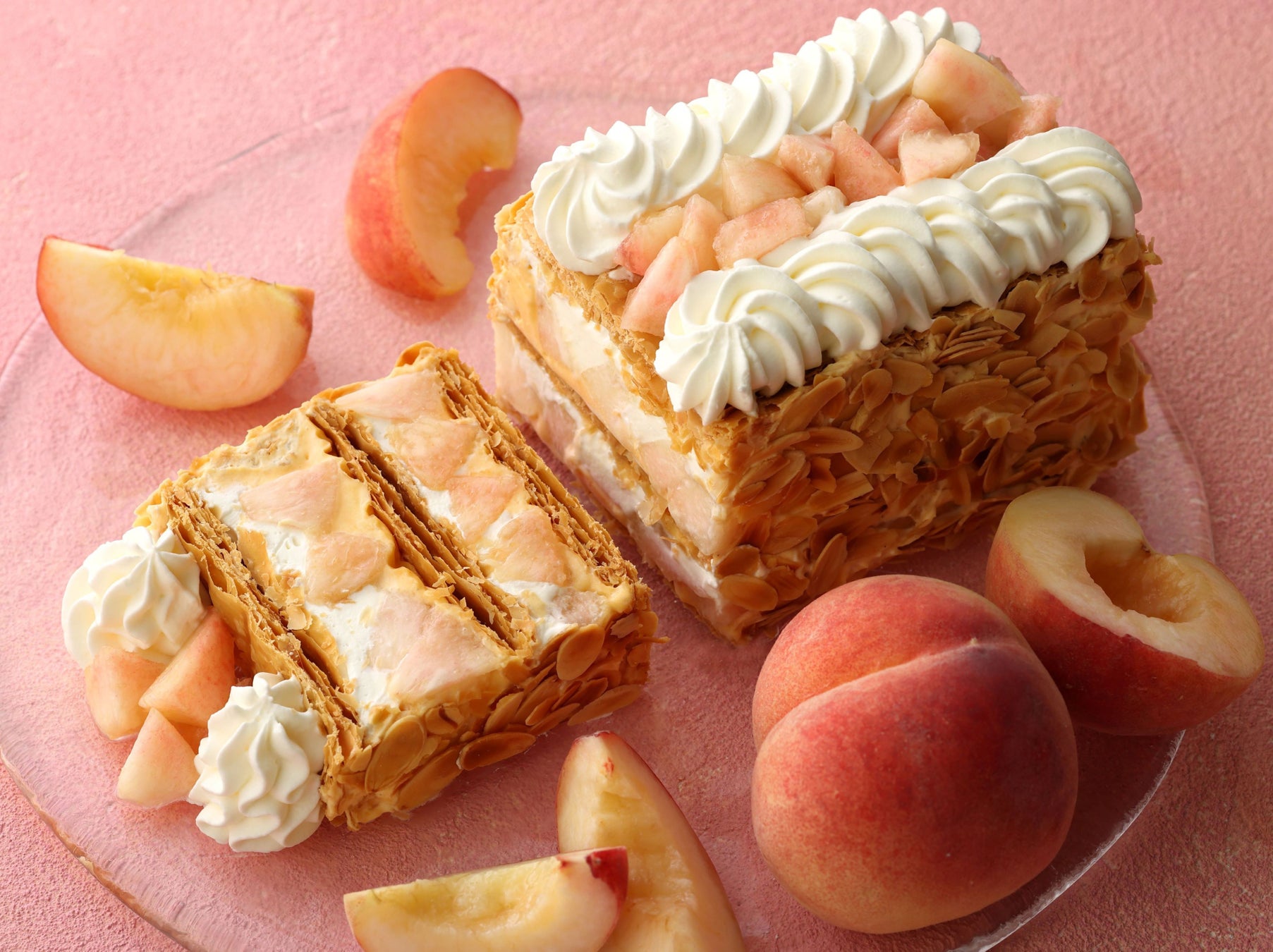 【キハチ 青山本店】旬の“白桃”が主役のスペシャルデザート「KIHACHIの白桃パイ」が登場！サクサクのパイで、ジューシーな桃となめらかなクリームをサンド