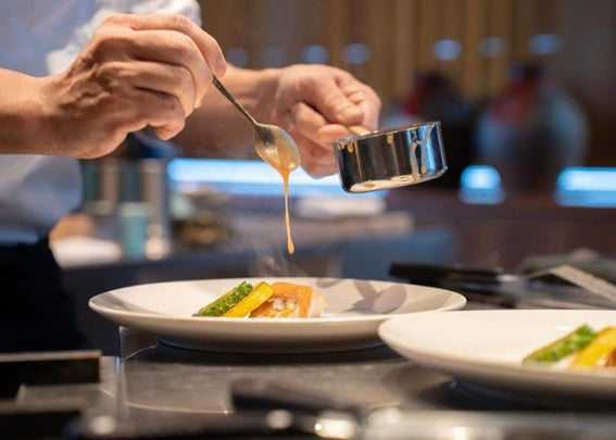 【HIYORIオーシャンリゾート沖縄】シェフのパフォーマンスが美食の夜を演出　鉄板焼きを楽しむ新しいスタイルのディナーコースを販売開始