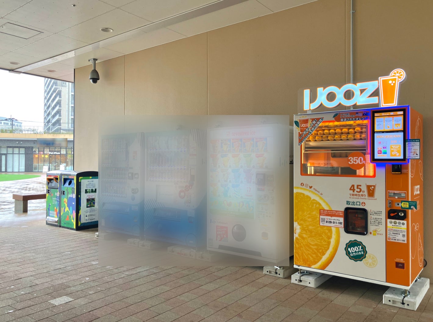 【福岡市博多区】三井ショッピングパーク ららぽーと福岡で350円生搾りオレンジジュース自販機「IJOOZ」が2台稼働開始