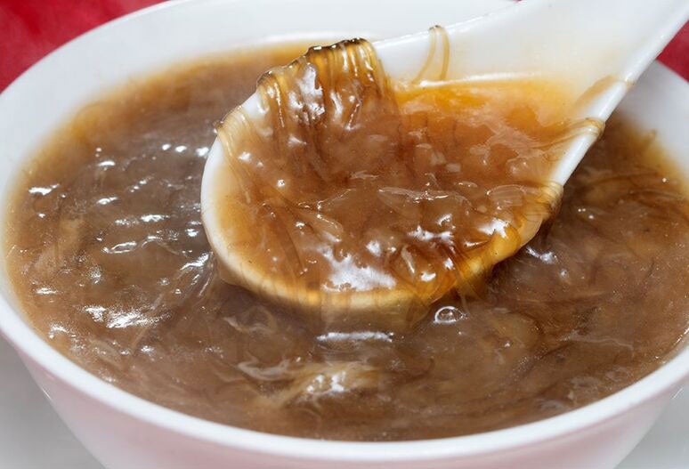 「つなぎコハク玉ねぎ」を使った赤坂四川飯店の「極上ふかひれスープ」と、１袋に１キロ以上の玉ねぎが入った「本格オニオンスープ」が完成しました