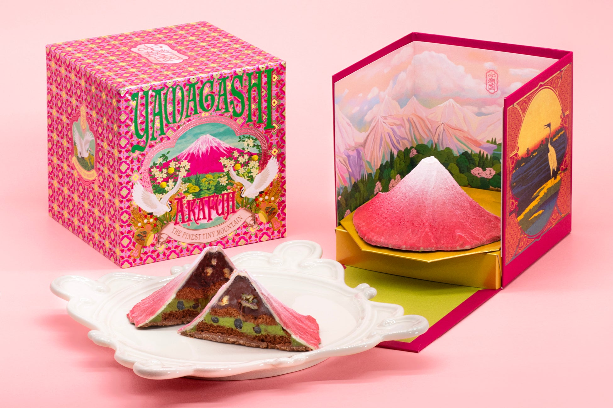 “桃源郷のお菓子屋”小楽園から、紅桃色の富士山「赤富士」が新登場。オリジナルのプレートが作れるデコレーションプレートセットも開始。