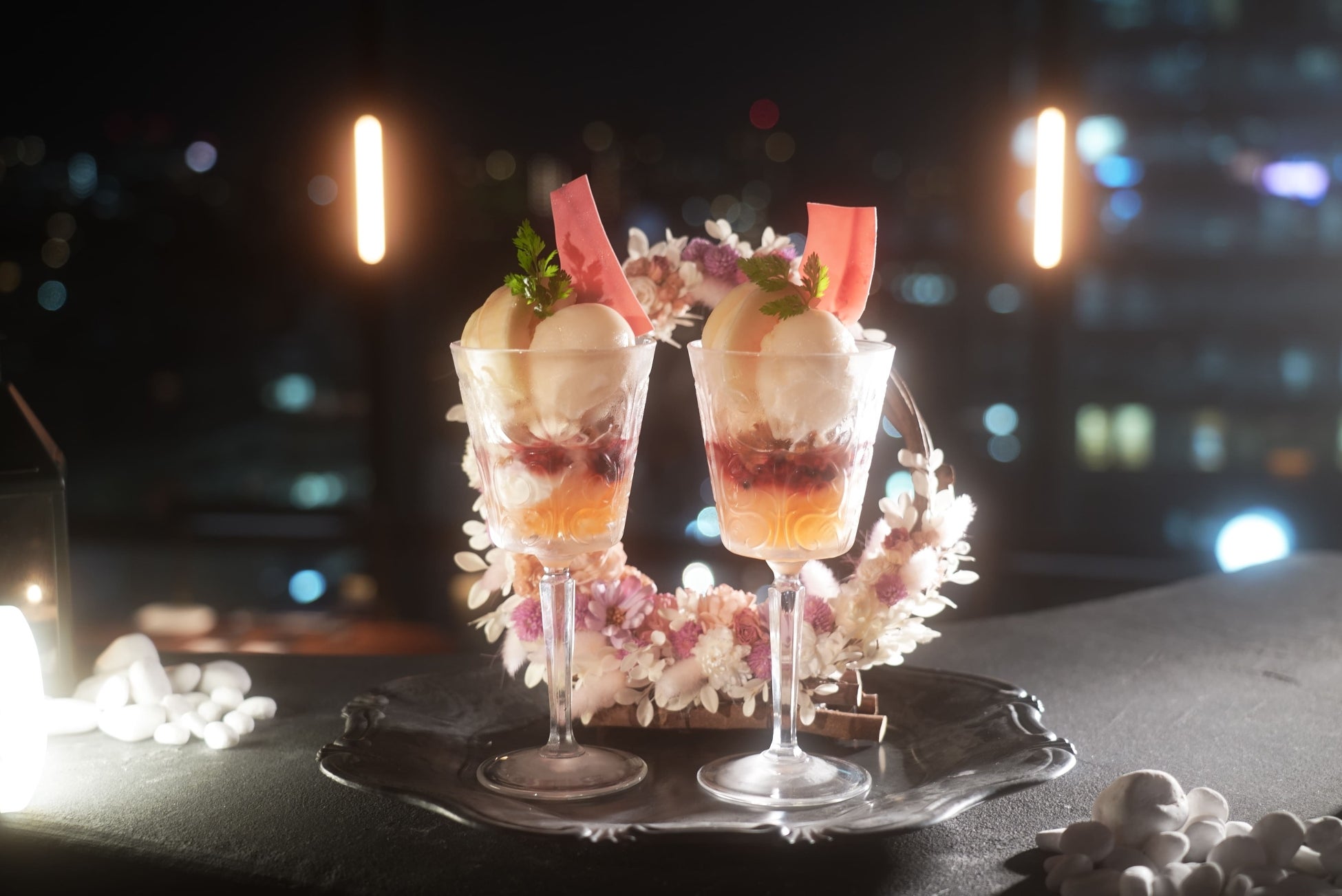 21時以降限定 “夜の桃パフェ”。2名専用スカイレストラン渋谷ブルーバードから『夜パフェ ペアリングプラン』が7月29日より、スイーツインフルエンサーとの期間限定コラボレーションとして販売開始。