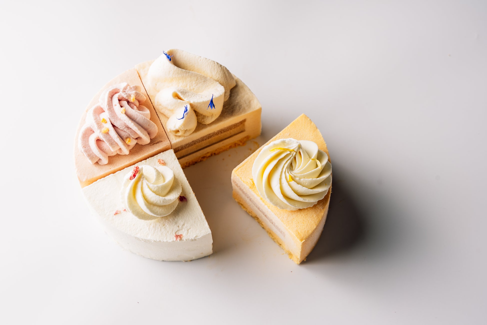 【旬の桃を楽しむ】4種のケーキが一度に味わえるアソートセット「Ensemble（桃のケーキアソート）」を2024年8月6日(火)より販売開始！
