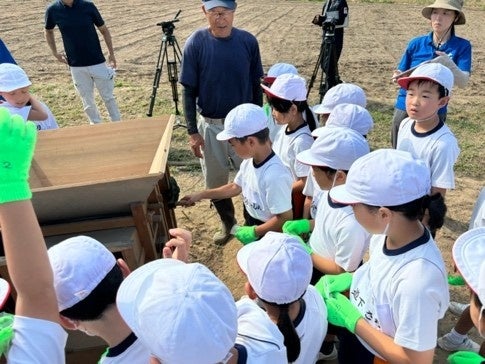 「ごまのみらい小豆島プロジェクト」土庄町の小学生に向け ごまの収穫からごま油になるまでを学ぶフィールドワークを実施