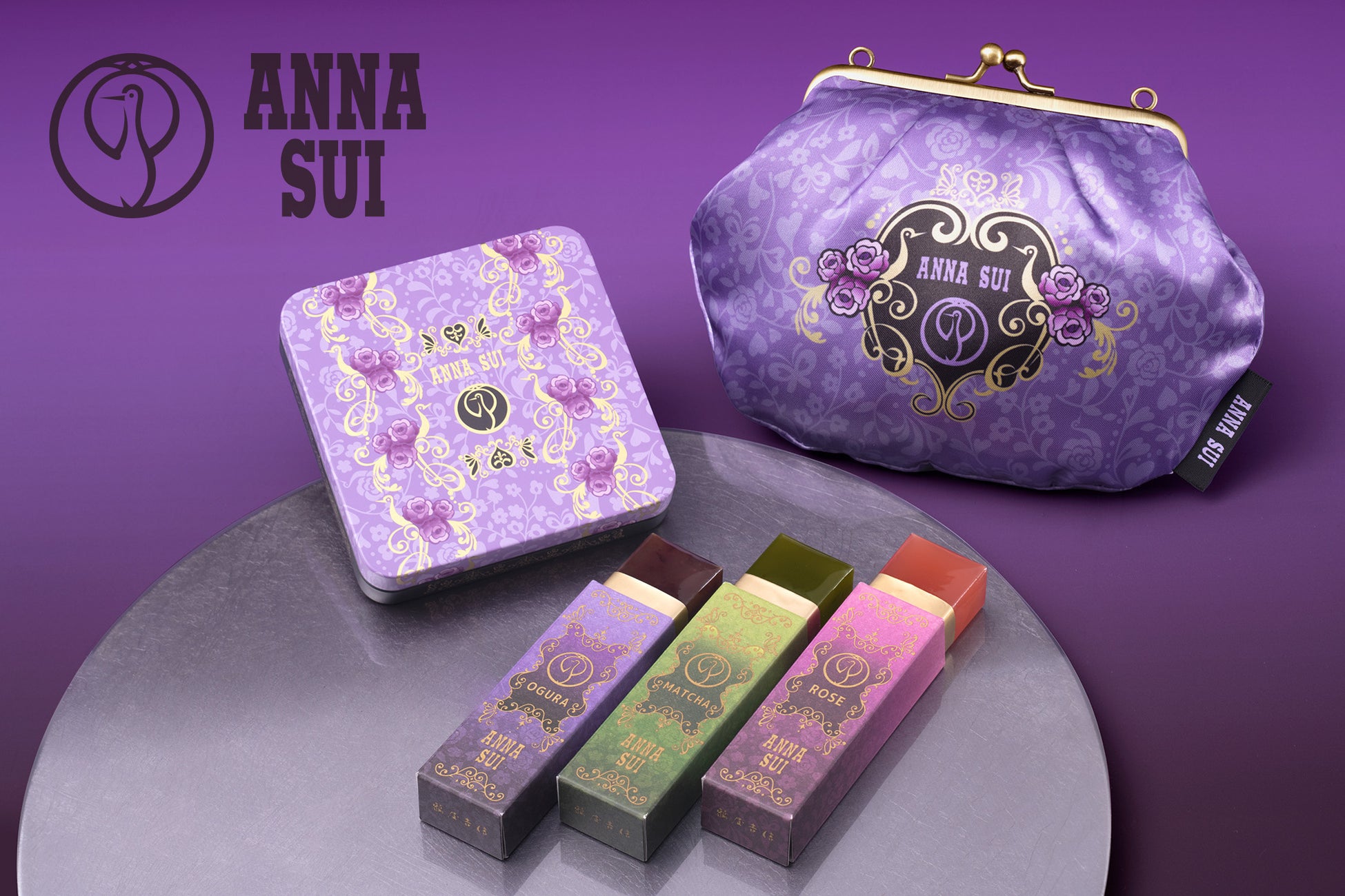 「ANNA SUI」×「鶴屋吉信」コラボレーション和菓子第2弾が10月12日(土)よりWEB、17日(木)より店頭で数量限定販売。缶ケース入り羊羹とオリジナルデザインのポーチorショッパーがセットに。