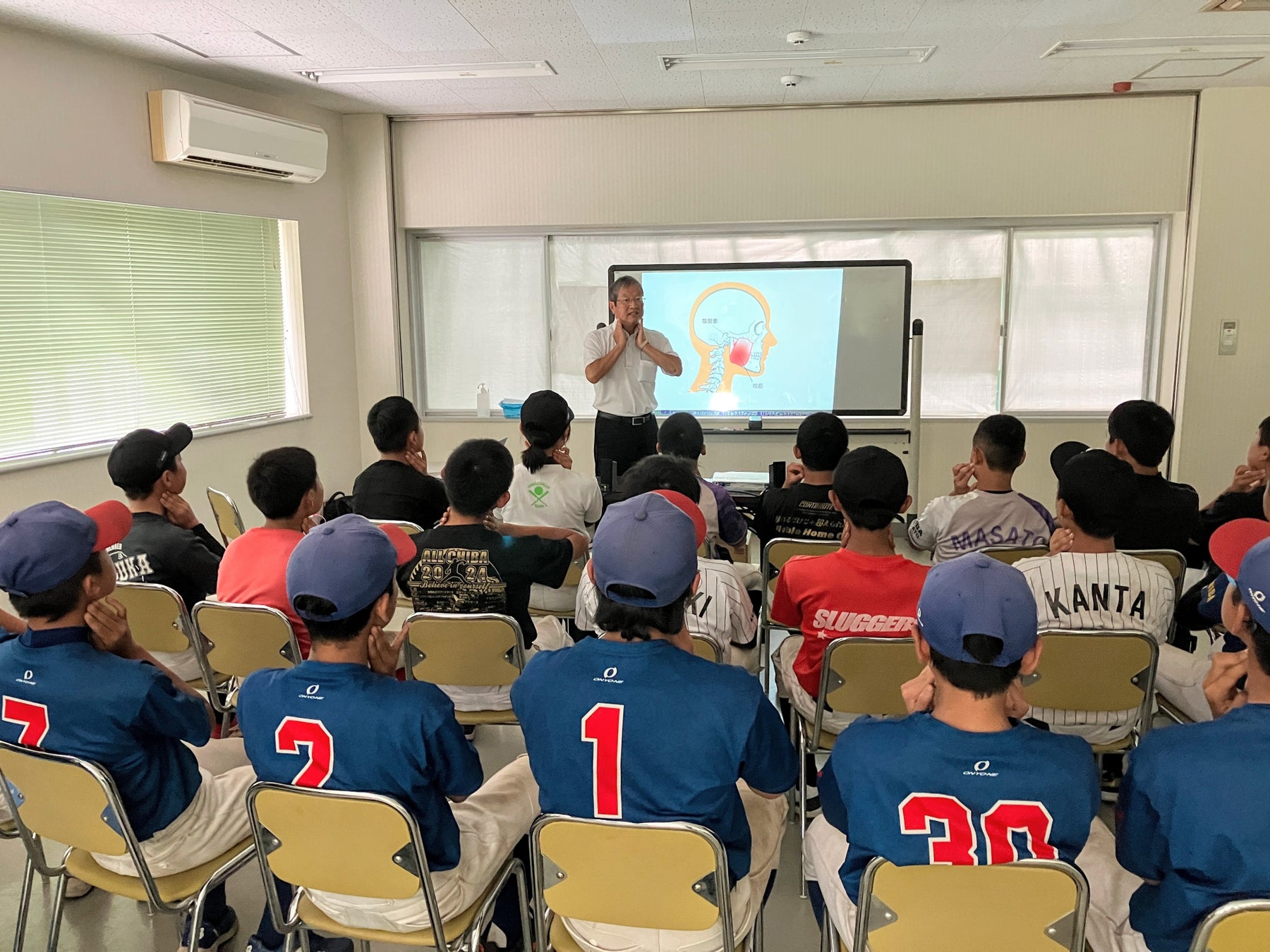 ロッテ、プロ野球選手を目指す小学生を“噛むこと”でサポート！「千葉ロッテマリーンズジュニア」に口腔健康セミナーを実施