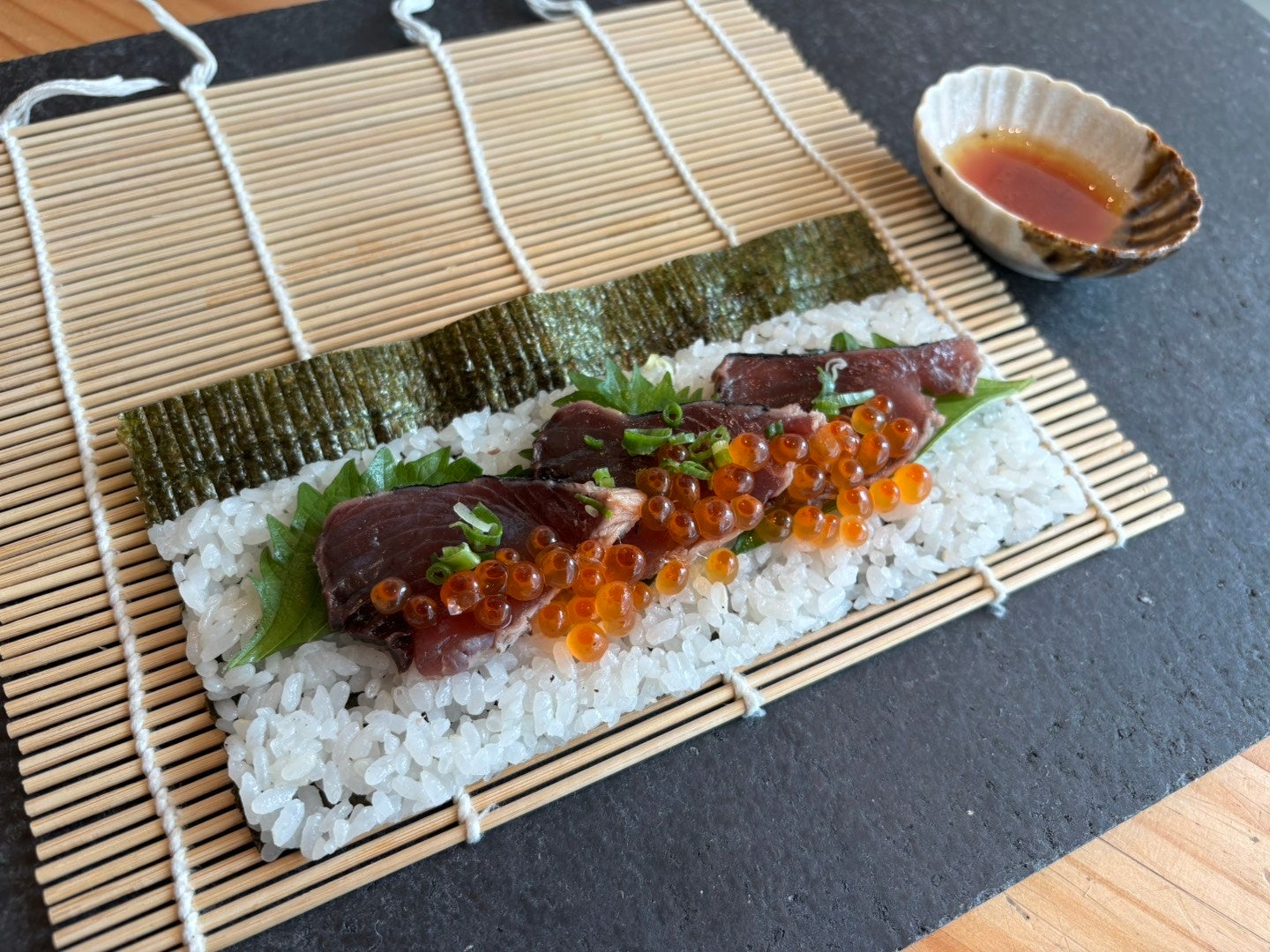 【ホテルメトロポリタン】甘く柔らかな淡路島玉ねぎの炭火焼き＆さっぱりとした脂が特長の天元豚ジンジャーソースを味わう人気の「四季彩ランチ」