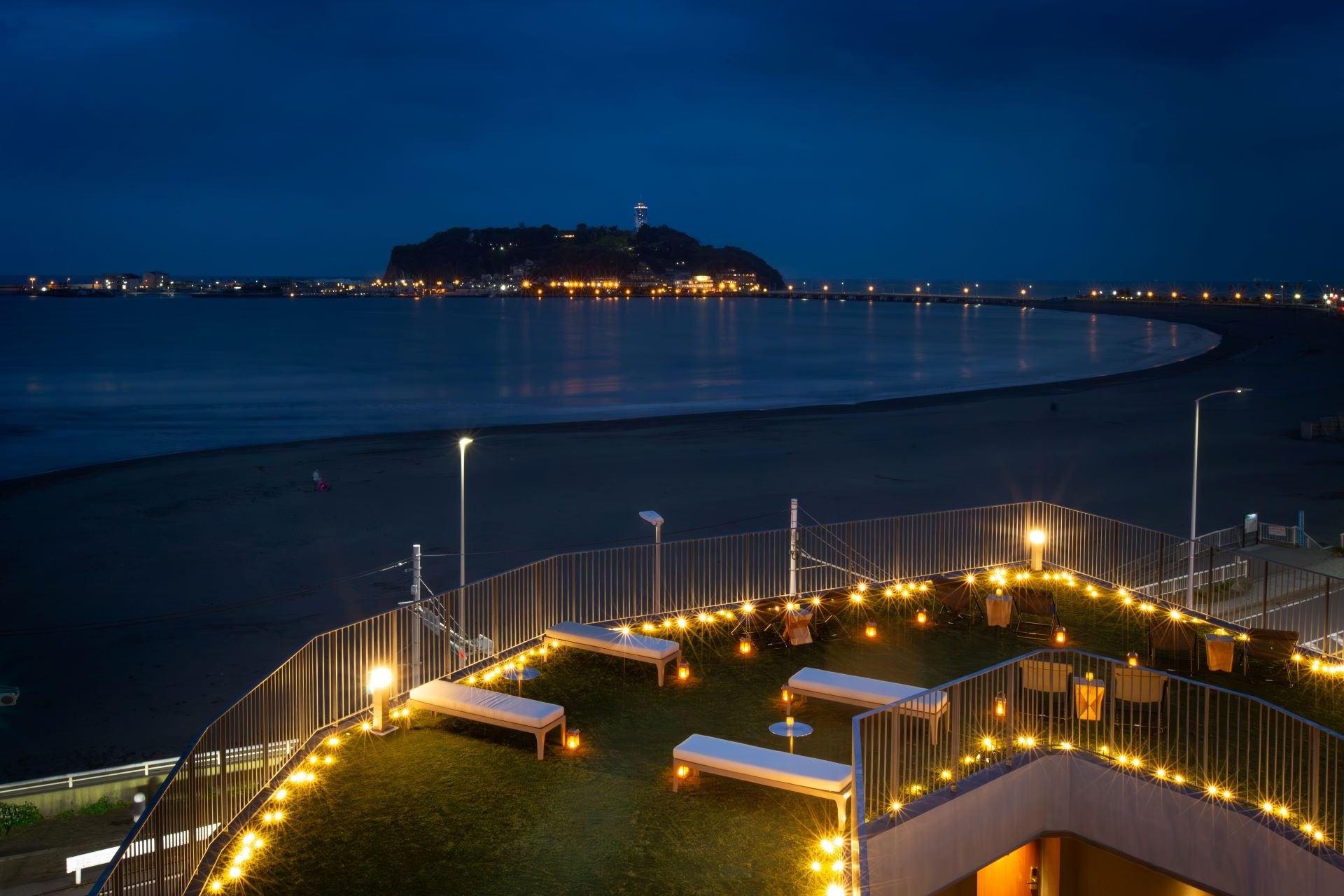 心躍るクリスマスはすぐそこに。「HOTEL AO KAMAKURA」では、江の島の煌めく夜景を眺める会場で、6日間だけの特別な味わいのクリスマスディナーをご用意しております。