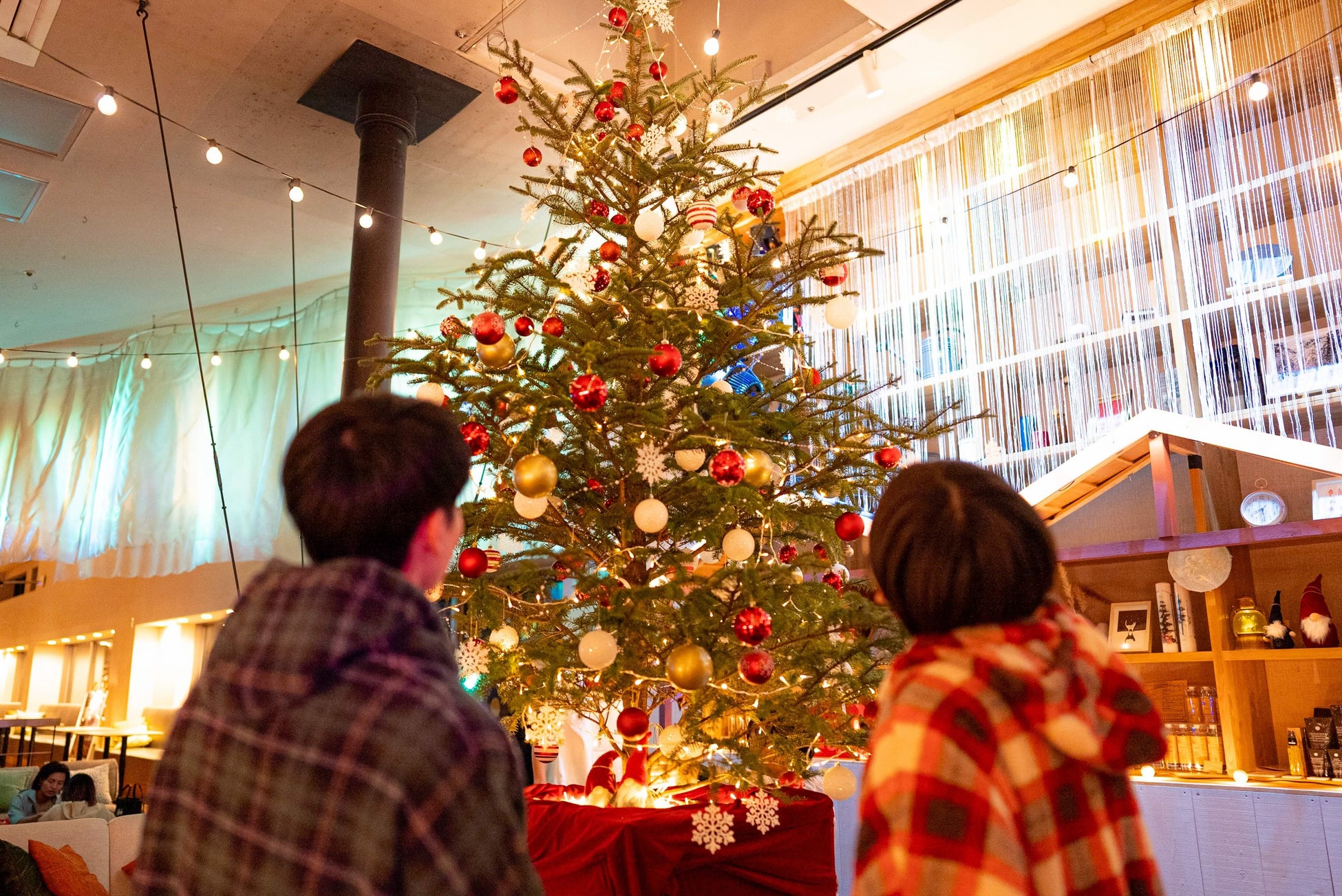 約4mの巨大クリスマスツリーが館内に登場！ おふろcafe utataneで北欧クリスマスシーズンイベントがスタート