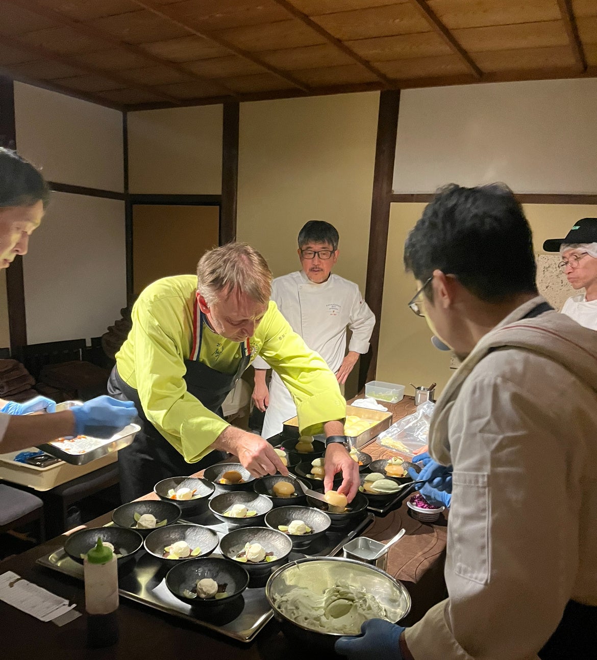 【フレンチの日仏シェフ重鎮2人が競演！】京都と愛媛大洲でガラを開催。現代フランス料理の父エスコフィエのオーセンティックフレンチを双子弟子が現代解釈により昇華。集まった美食家も大絶賛の夕べをレポート。