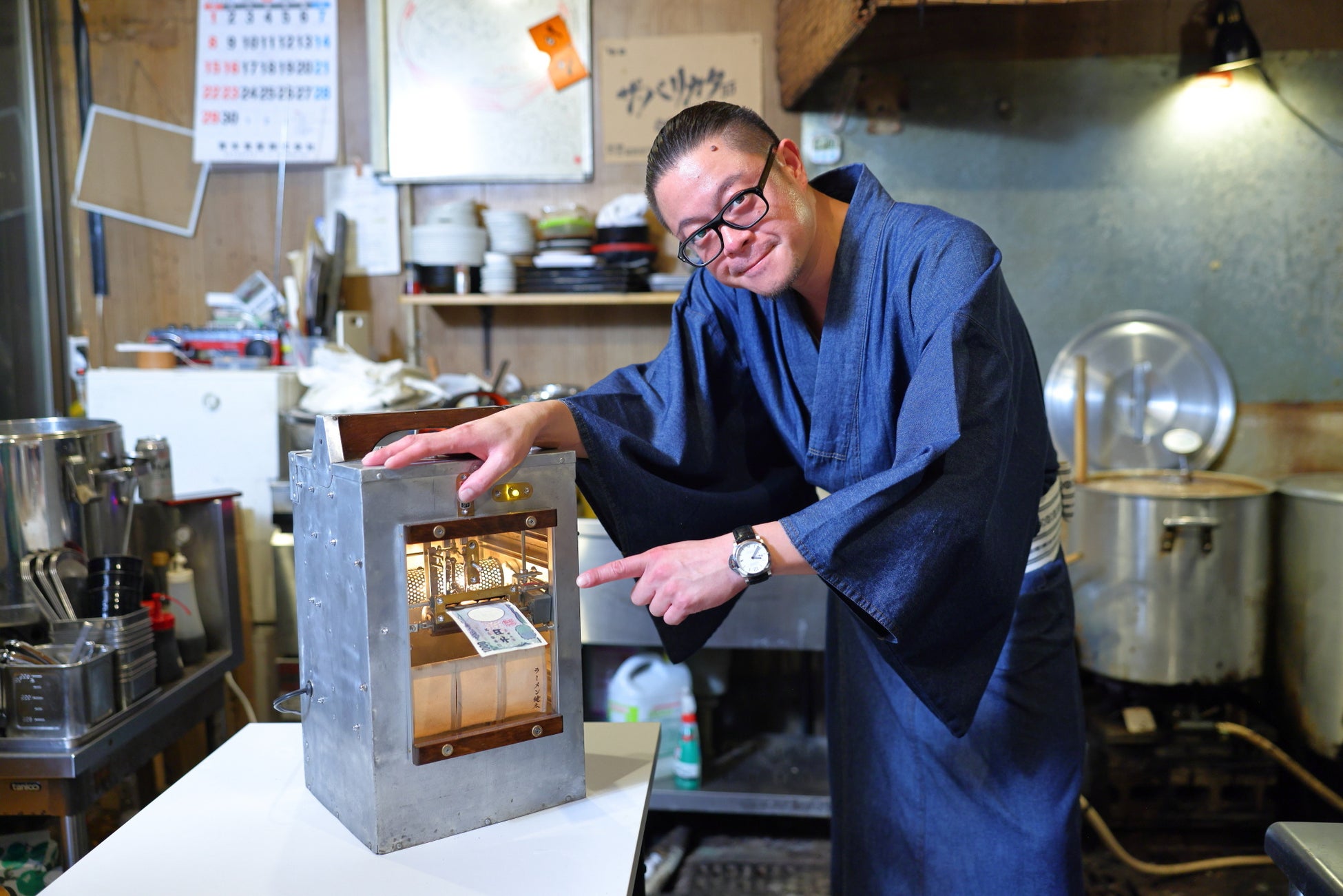 高円寺「ラーメン健太」世界すべての紙幣に対応したオリジナル食券機を本日より導入。日本ラーメン業界の最高到達点を迎える