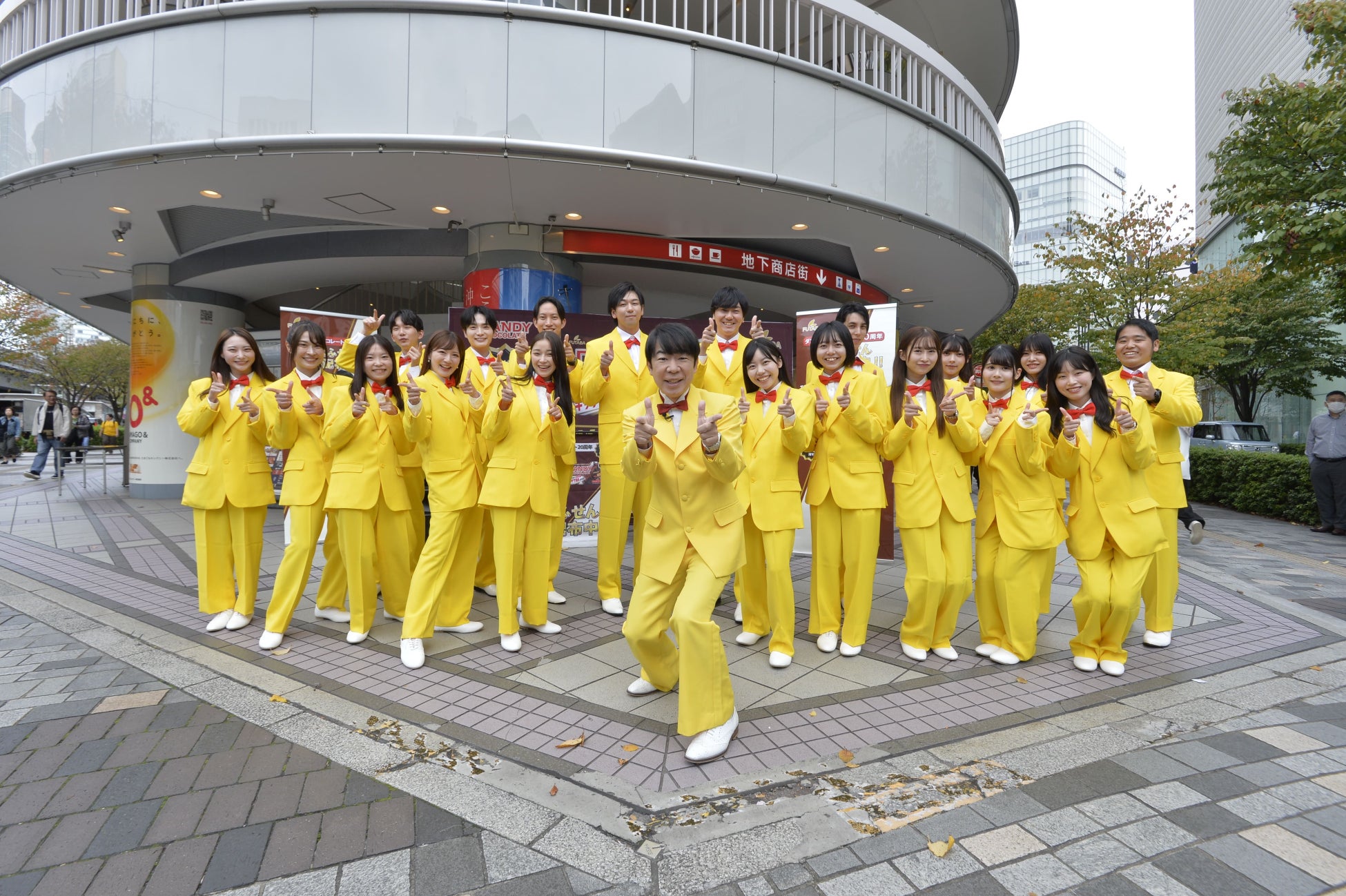 ダンディ坂野さんが有楽町駅に大量出現！？サラリーマンに愛される「ダンディー チョコレート」が20周年を記念し、限定グッズ配布イベントを実施