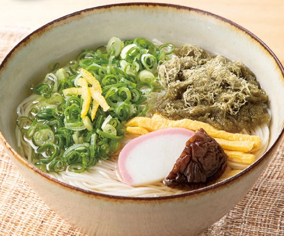 奈良生まれの素麺『三輪の神糸』を味わう！「とろろ昆布のにゅうめん 三輪の神糸使用」が関西2府4県のセブン‐イレブン店舗にて限定発売中