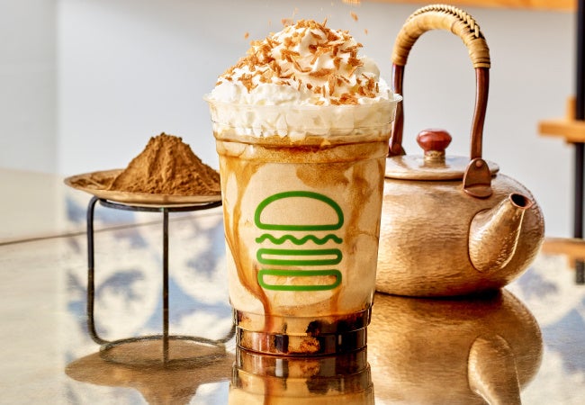 日本茶カフェ「八屋」×「Shake Shack」のコラボレーションShake Shack都内８店舗限定「ほうじ茶シェイク」の商品開発に八屋が全面協力