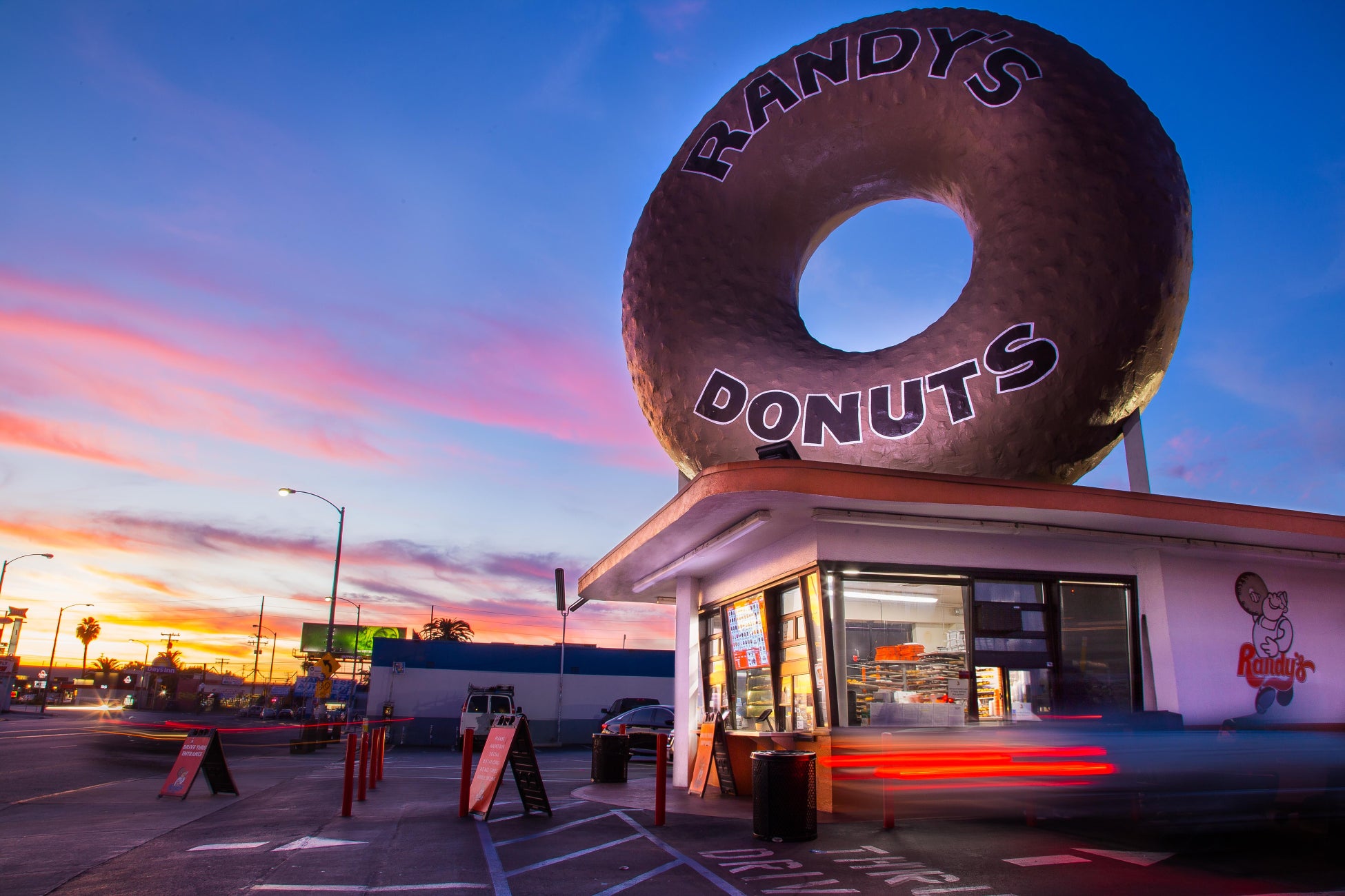 ロサンゼルスで大人気のドーナツショップ「ランディーズドーナツ（Randy’s Donuts）」日本初上陸！