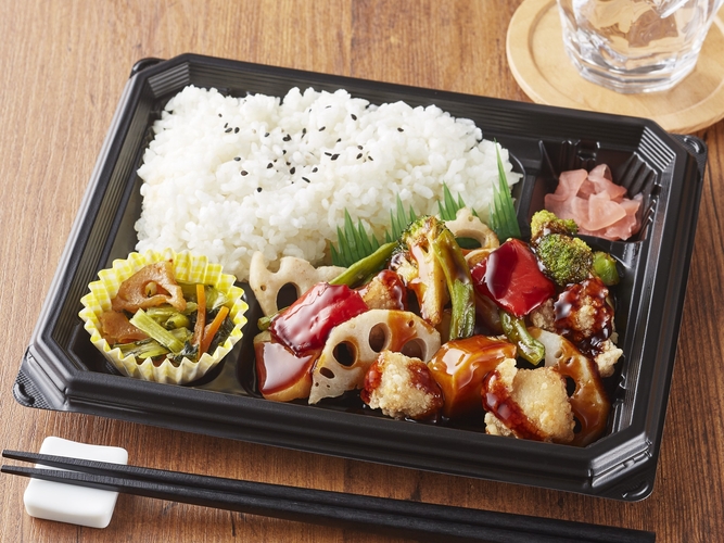 野菜が主役の店内手づくり弁当 彩り野菜の甘酢あん弁当 レンコンの食感を楽しむ 肉団子黒酢たれ（４個入） １２月６日（金）新発売