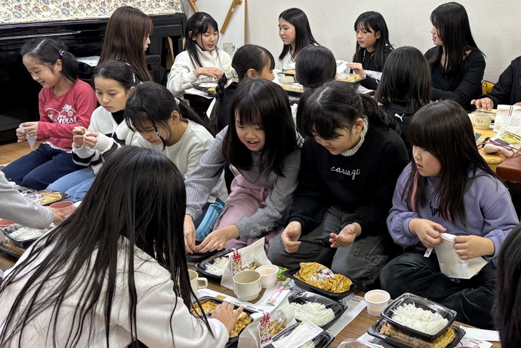 おもてなしデリバリーWoltが協賛企業とともに札幌の子ども食堂へクリスマスのお食事やお菓子をデリバリー「Wolt ブルーサンタプロジェクト 2024」