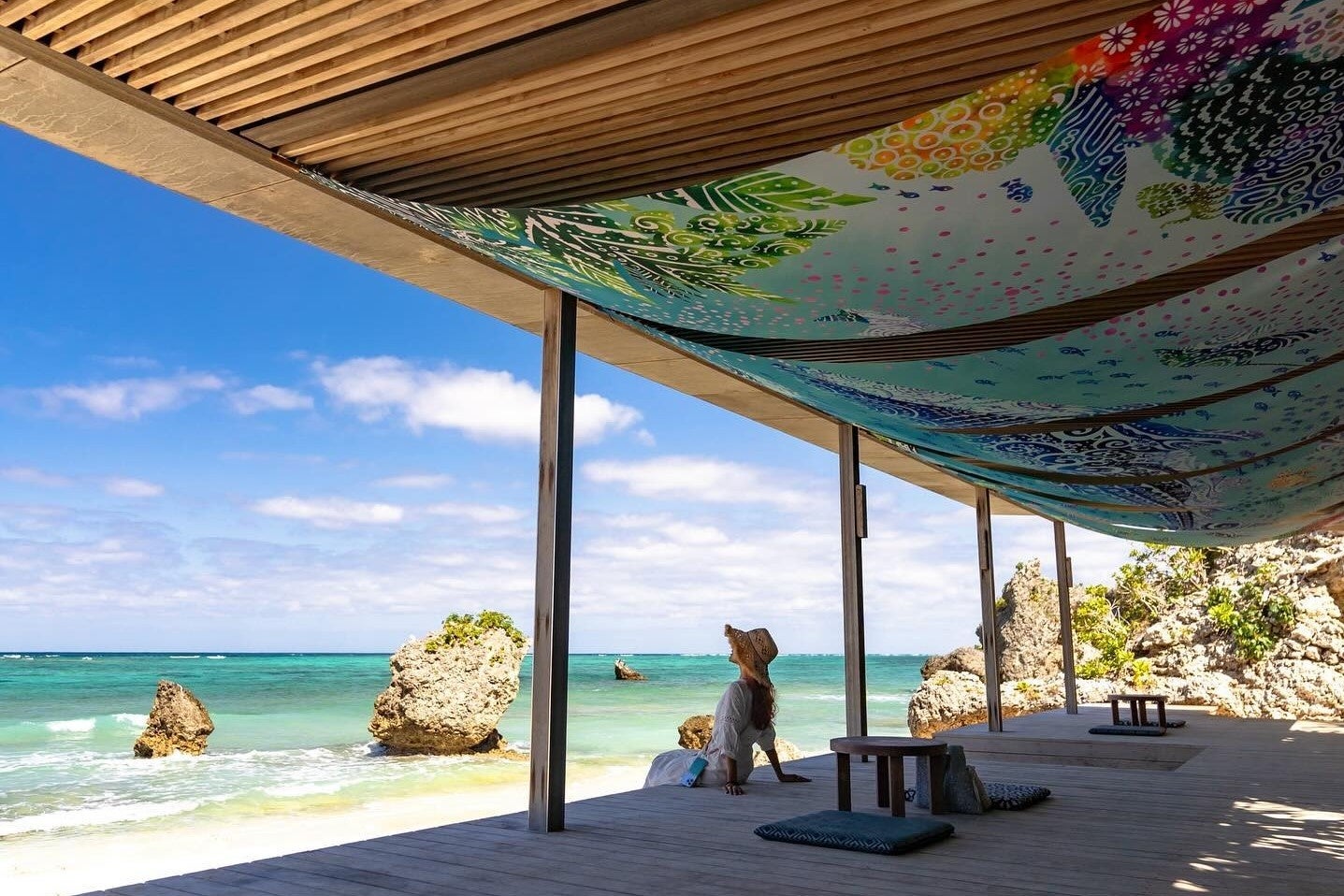 【バンタカフェ】まるで美術館のようなカフェで、海辺の絶景を取り込むインスタレーション・アートを体感