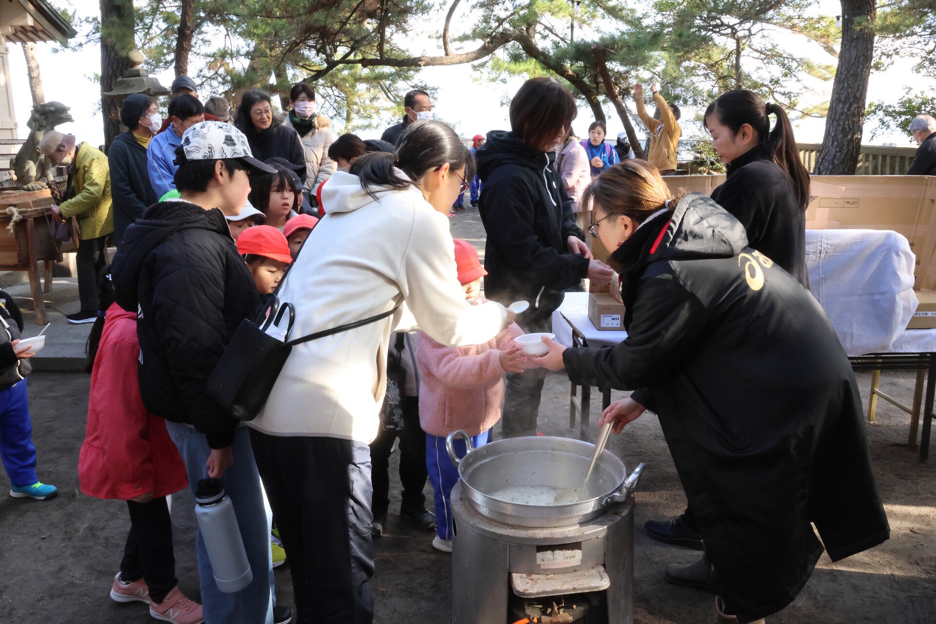 社会福祉法人悠久会、猛島神社にて七草粥を振る舞い無病息災を祈願