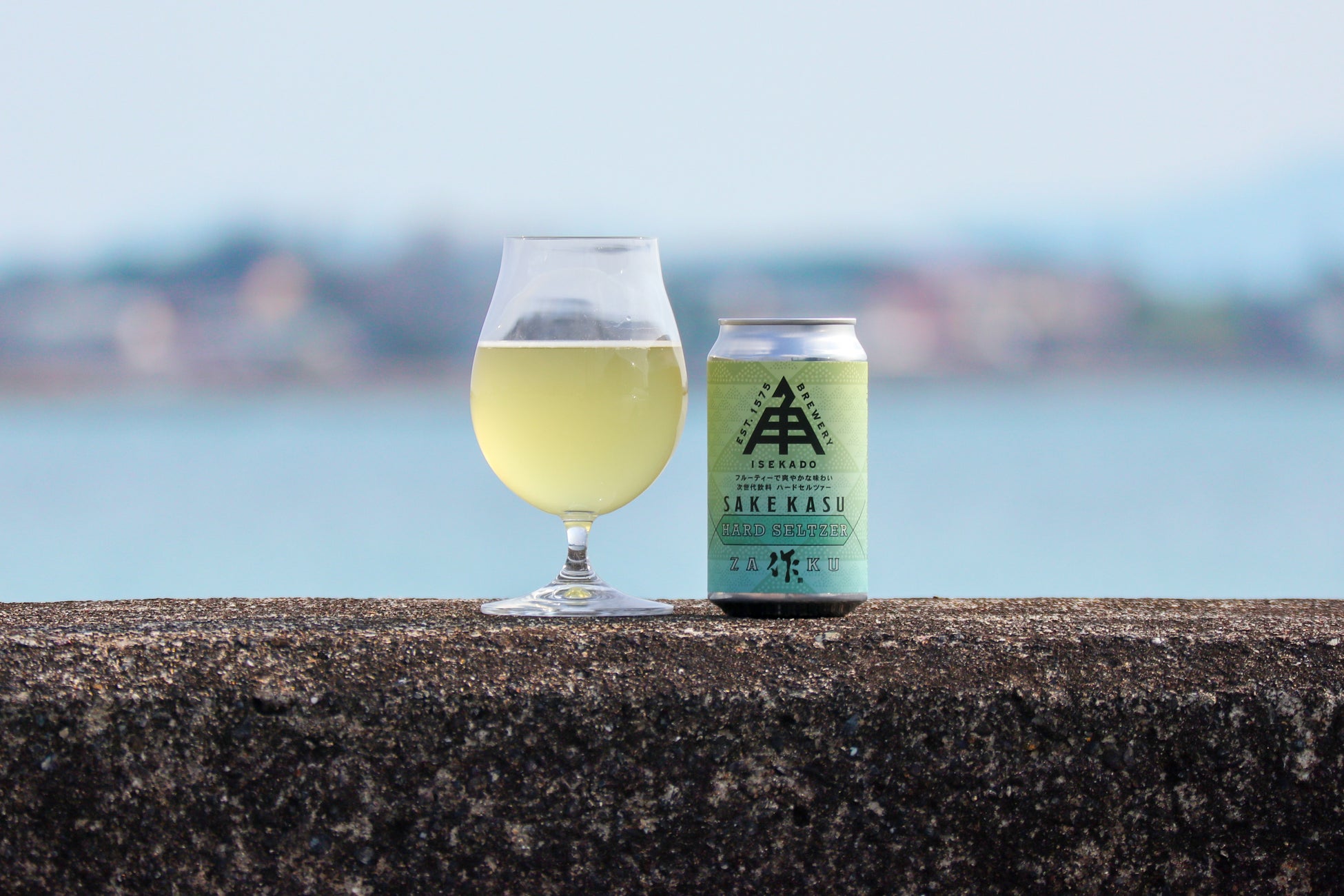 ニューヨーク発のビューティ ブランド「エスティ ローダー」とフレンチ パティスリー「ラデュレ」の限定コラボレーション第1弾が発売開始。春の喜びに満ちたメークアップ アイテムの数々が登場します。