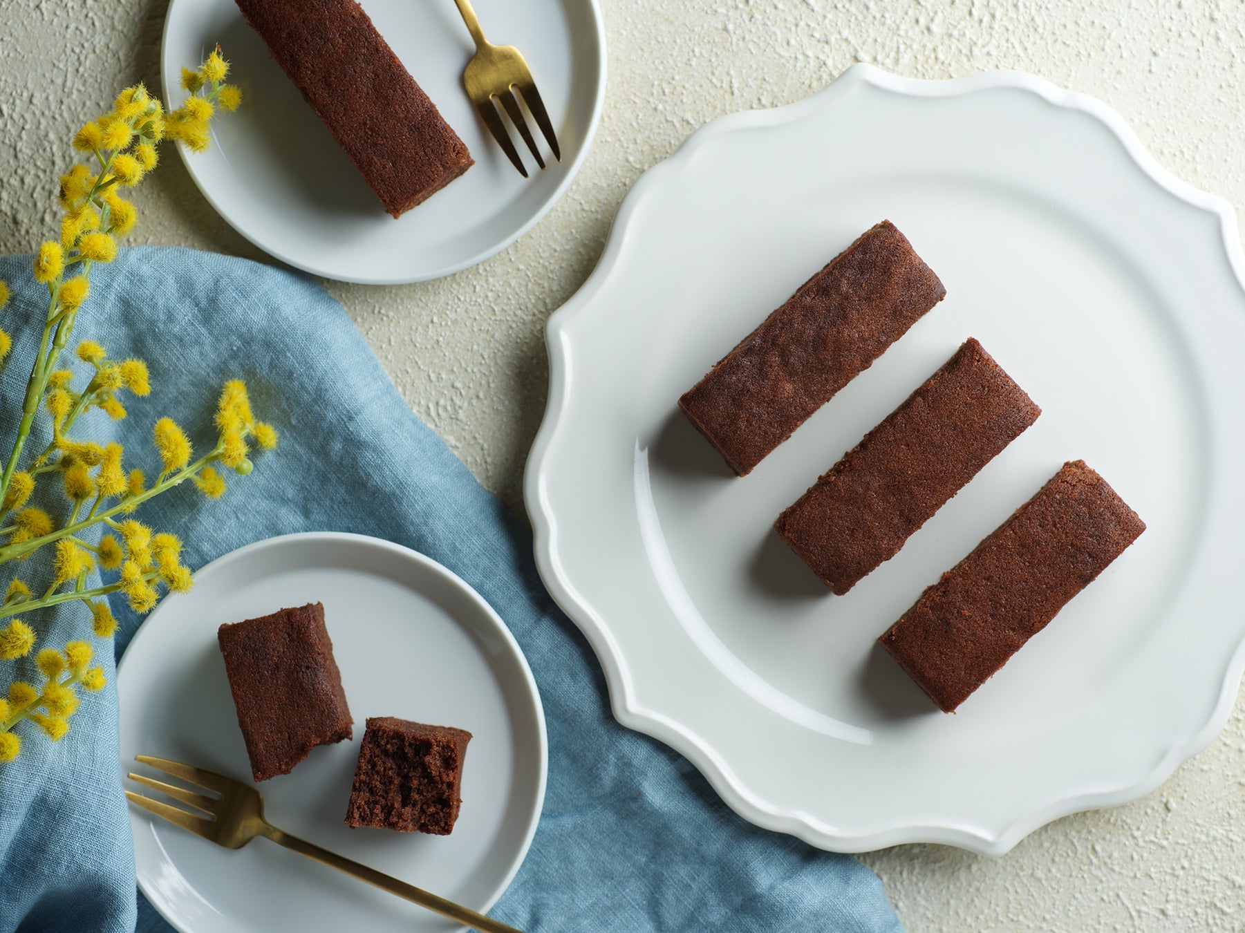 “たまごの中から失礼します”　
共演5年目の吉田鋼太郎さんと八木莉可子さんが
お揃いの卵柄セーターで登場！
新TVCM「とろたま弁当」篇 1月21日(火)公開