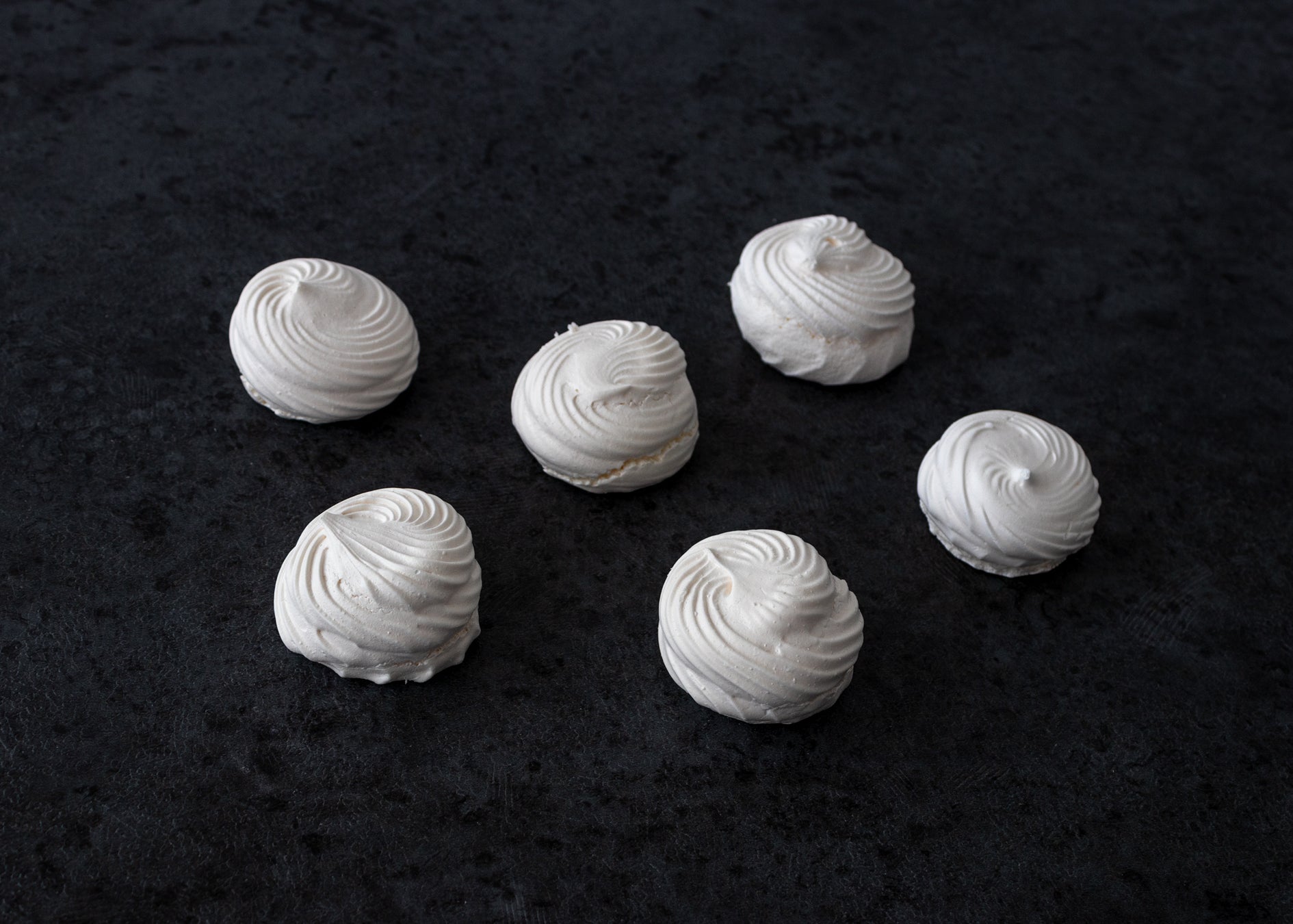 新登場「ハートのチーズ＆ハニー」はちょっと甘～いチーズピザ！！　テーブルを彩る赤と白のかわいいハートピザがSNSでも話題！！