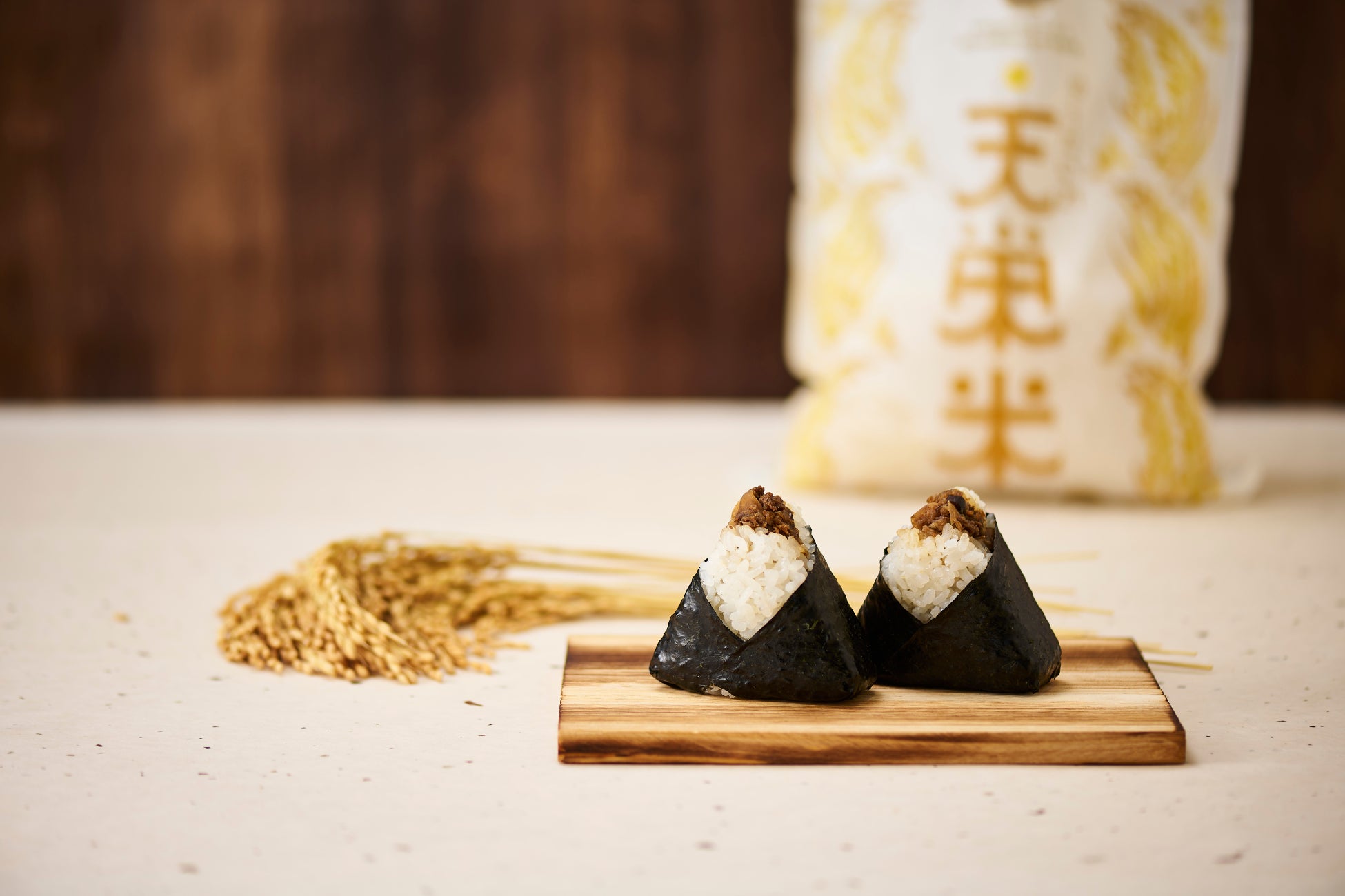 バレーボール男子日本代表選手の
カード付ウエハースが新登場！
カードは全36種！金色箔押し加工＆サインがプリントされたレアも