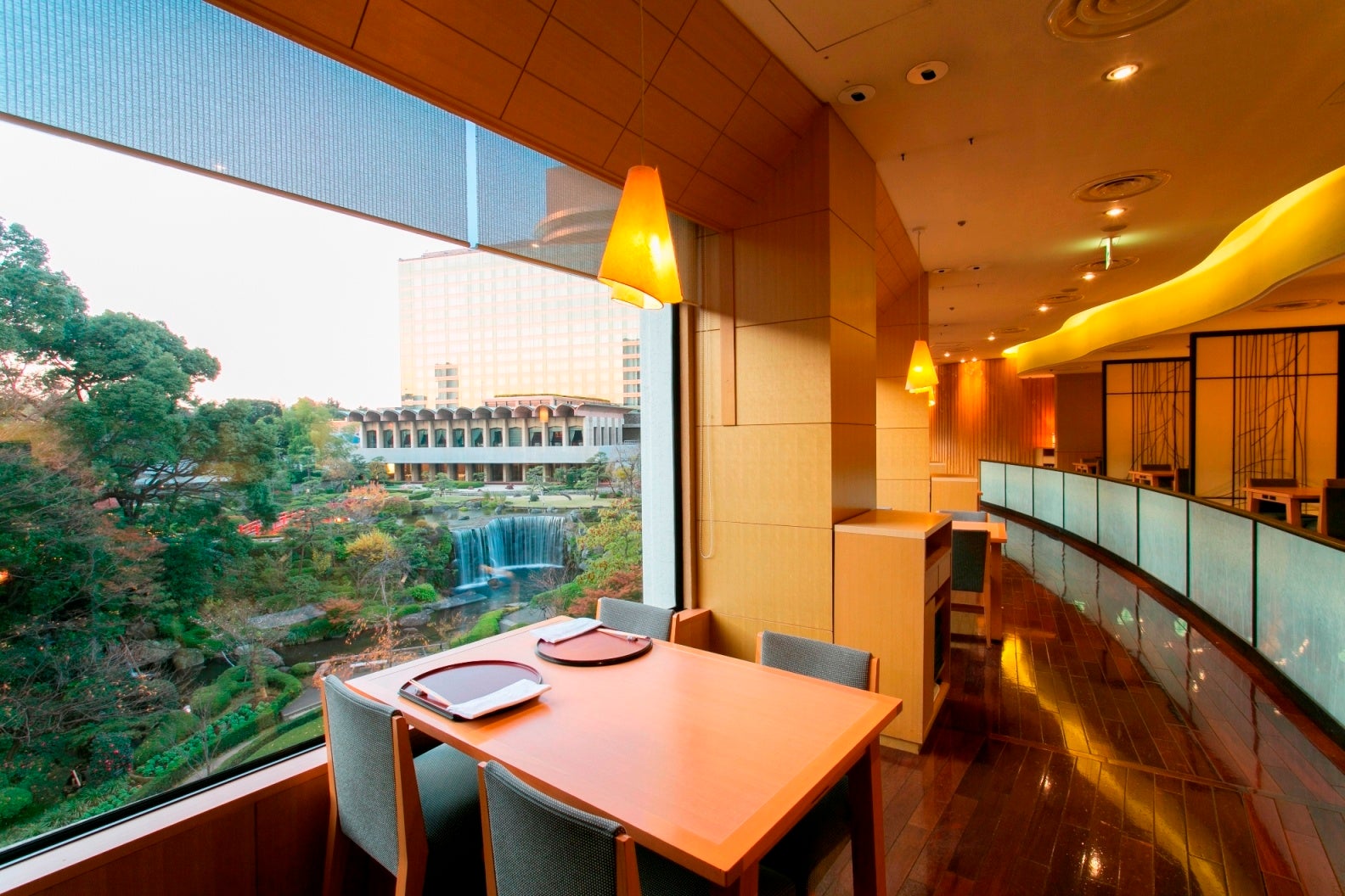 北海道発・冬季限定スイーツ「ＳＮＯＷＳ」、雪と氷の祭典『2025さっぽろ雪まつり』に出店。生チョコレートサンドクッキー「スノーサンド」期間限定缶やクリスピーストロベリーチョコレート「森ノ木 赤」を販売