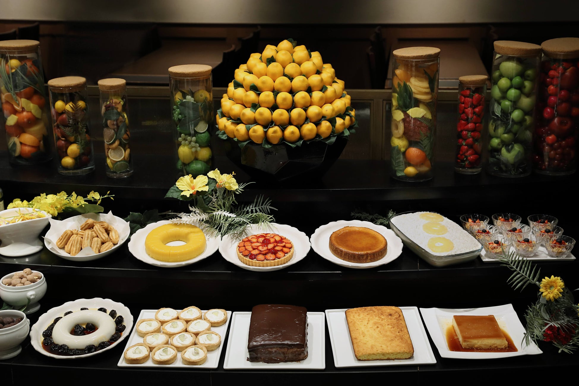 俳優・アーティスト“のん”さん描き下ろしのイラストがボトルを彩る新フレーバーの日本限定デザインボトル「カフェ・ド・パリ アップル・プラム」を2025年2月10日(月)より数量限定発売