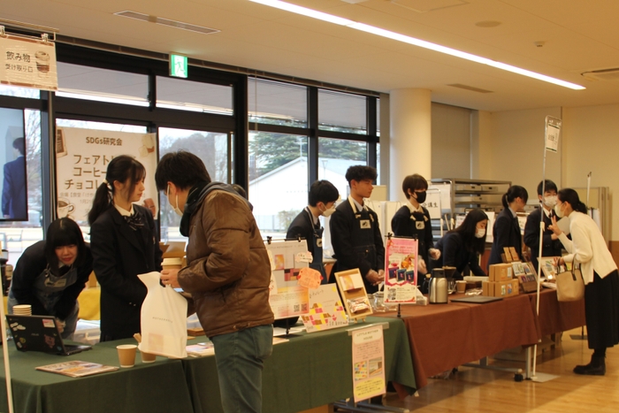 バレンタインデーは宝くじでチョコッとジャンボな夢を！
恋人やパートナーに大きな福をもたらす縁起物が誕生！
「ジャンボバレンタインチョコ大福」
2月7日(金)～14日(金)まで期間限定販売